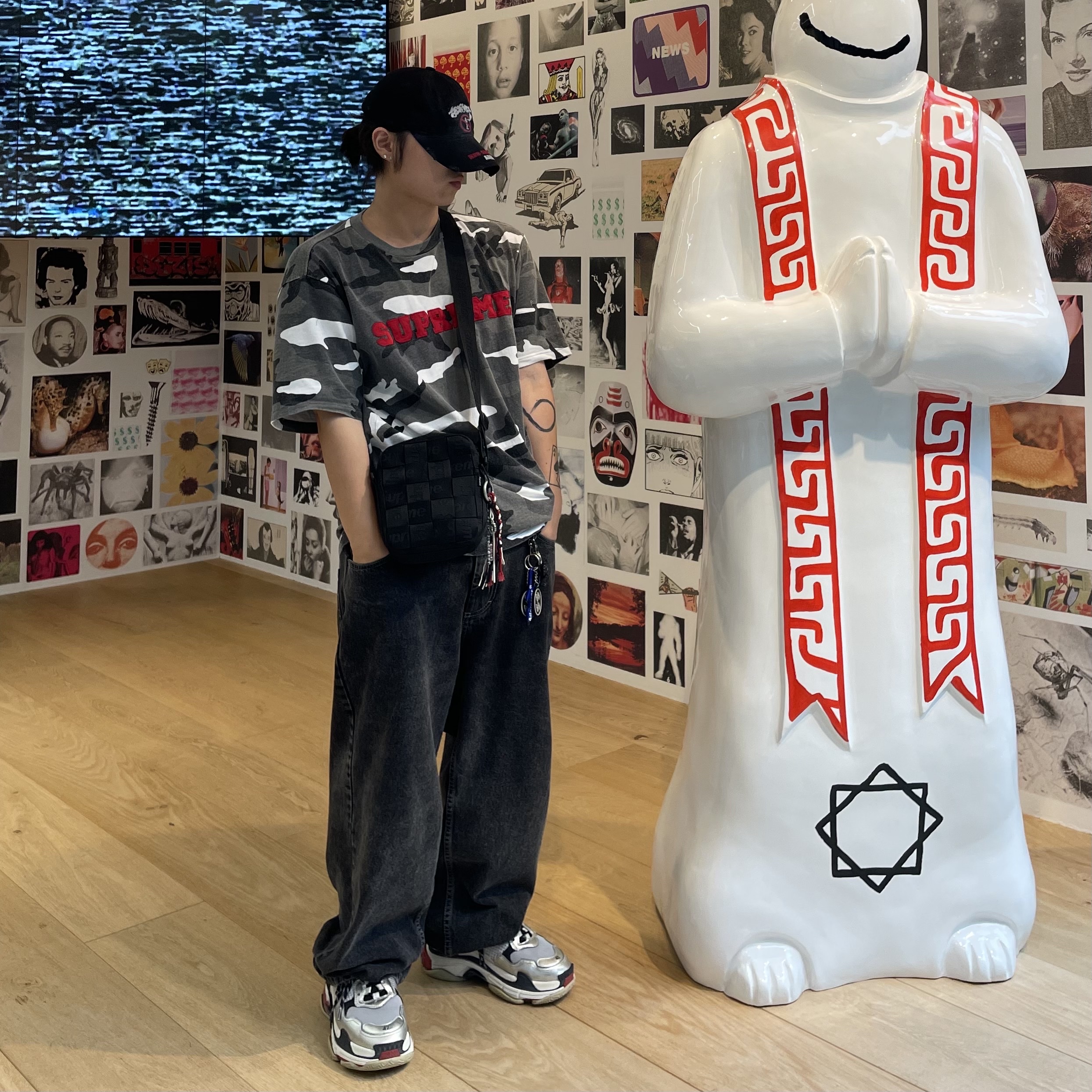 Supreme Woven Shoulder Bag Black - 23SS, Supreme Collegiate S/S Top Snow Camo - 23FW 착용 스타일