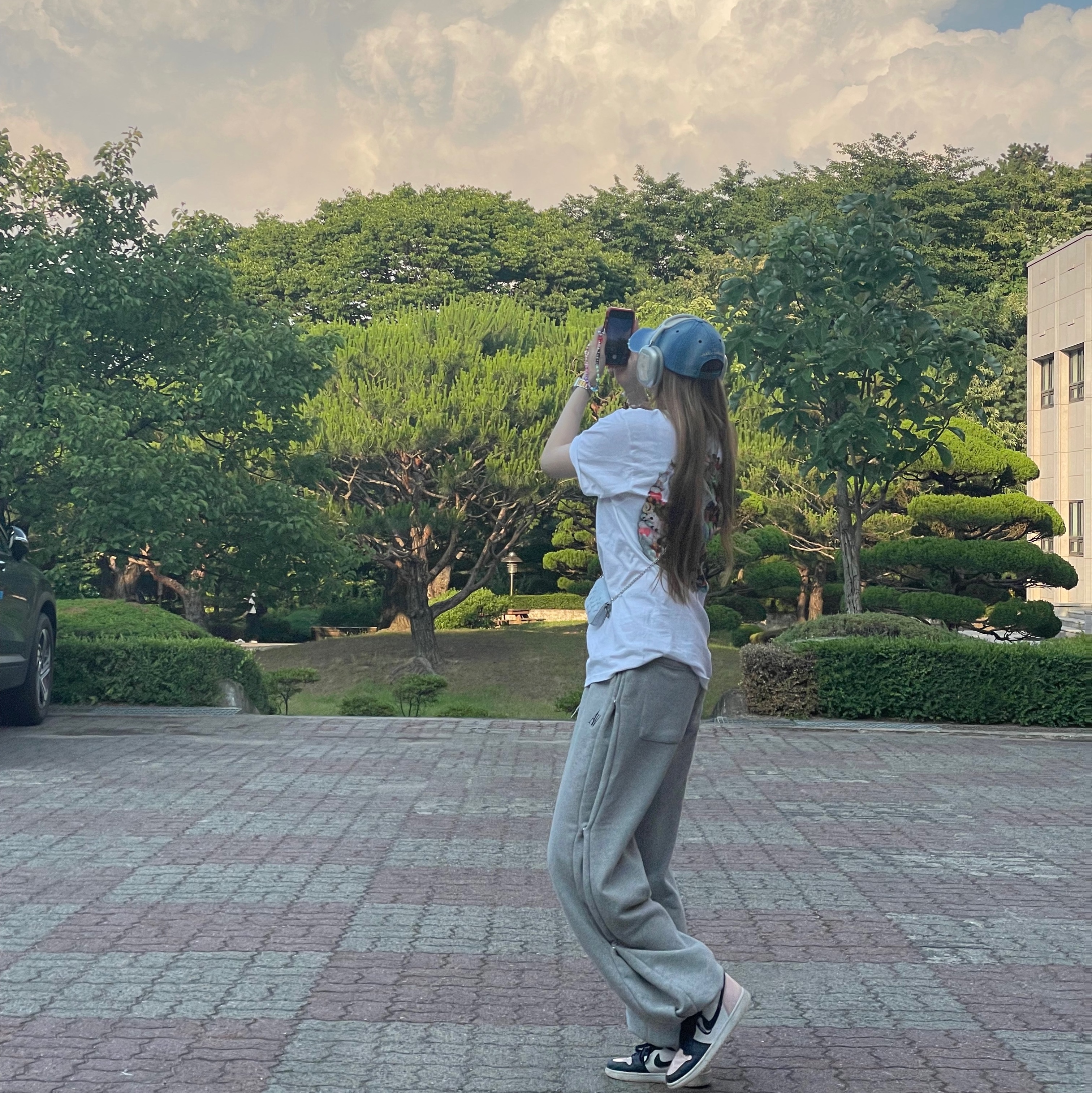 Stussy Plush T-Shirt White, (W) Jordan 1 Retro High OG Atmosphere 착용 스타일