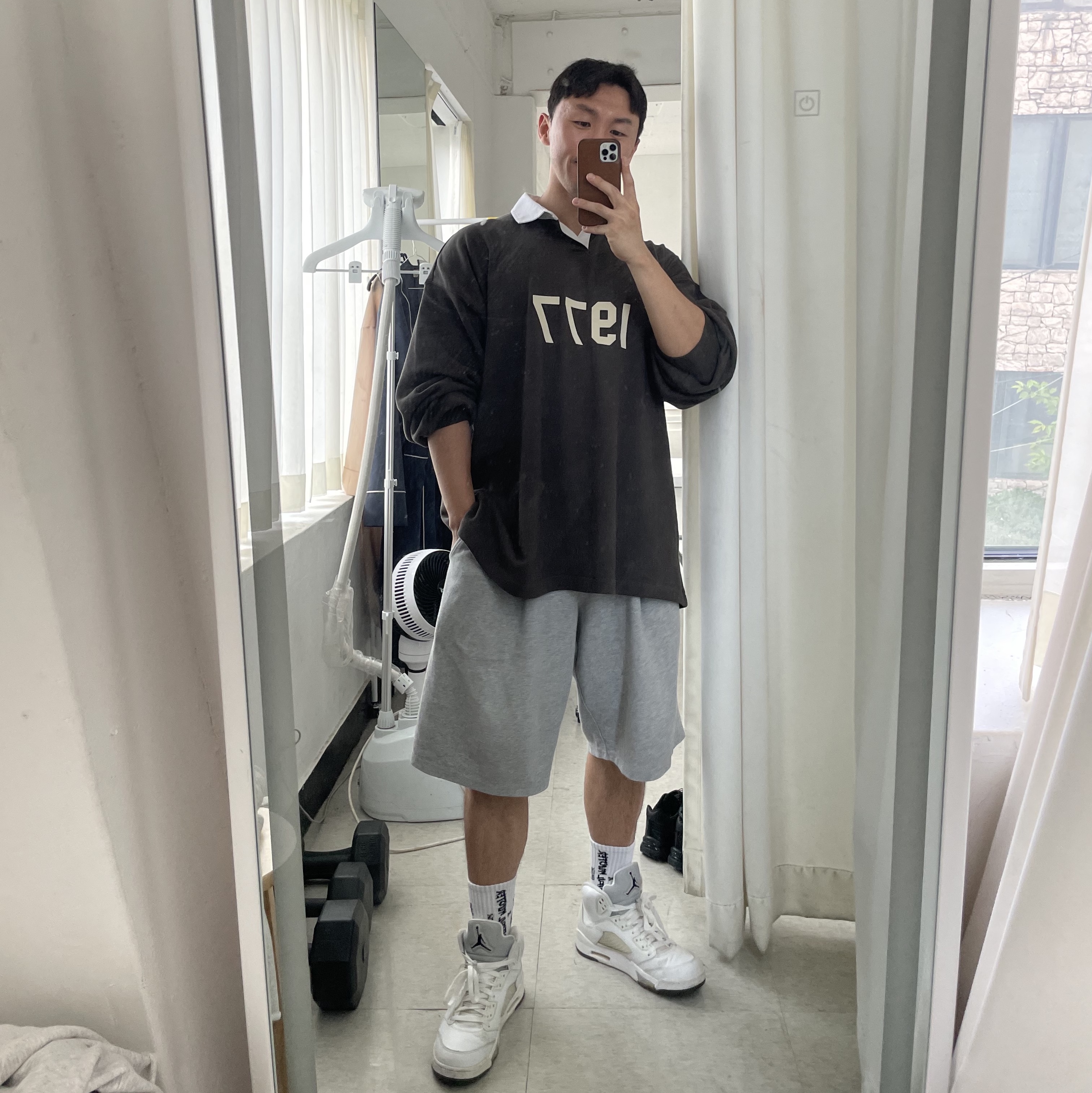 Jordan 5 Retro Metallic White 2015, Essentials 1977 Henley Rugby Long Sleeve Polo Off Black - 22FW 착용 스타일