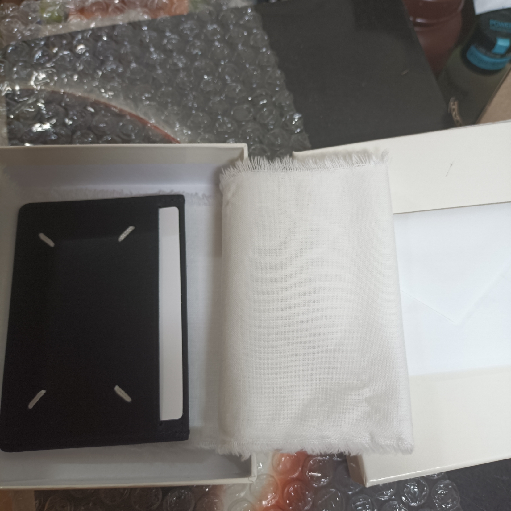 Maison Margiela Four Stitch Card Holder Black 착용 스타일 - 1