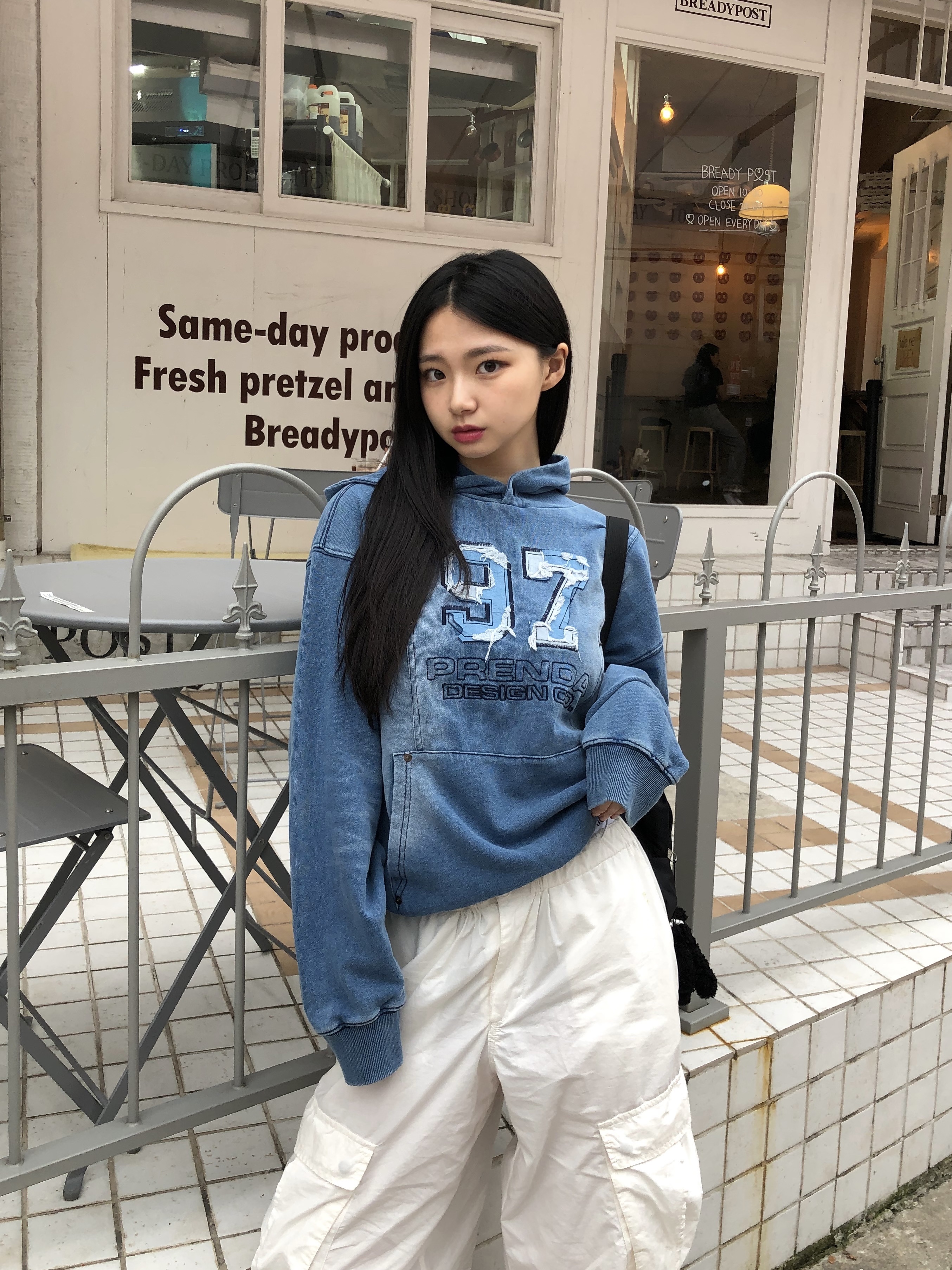 Jordan 1 x Travis Scott x Fragment Retro Low OG SP Military Blue, Jansport Half Pint Mini Backpack Black 착용 스타일 - 3