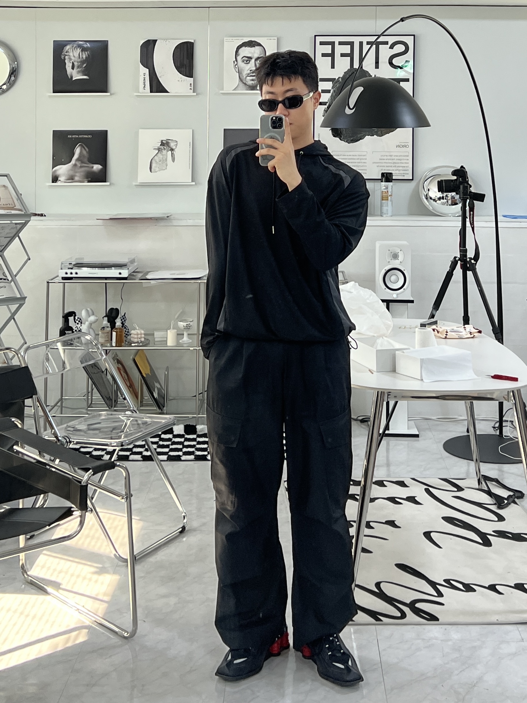 Gentle Monster x Maison Margiela MM004 Black Black, Nike x Martine Rose Shox MR4 Black 착용 스타일 - 5