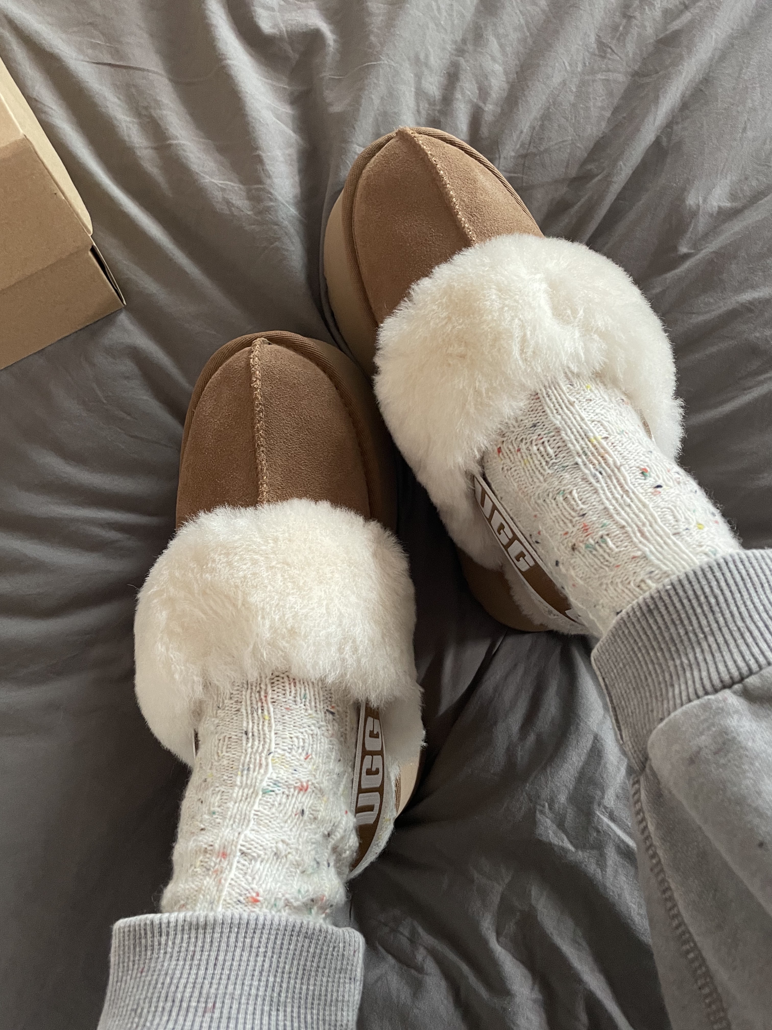 (W) UGG Funkette Slides Chestnut 착용 스타일
