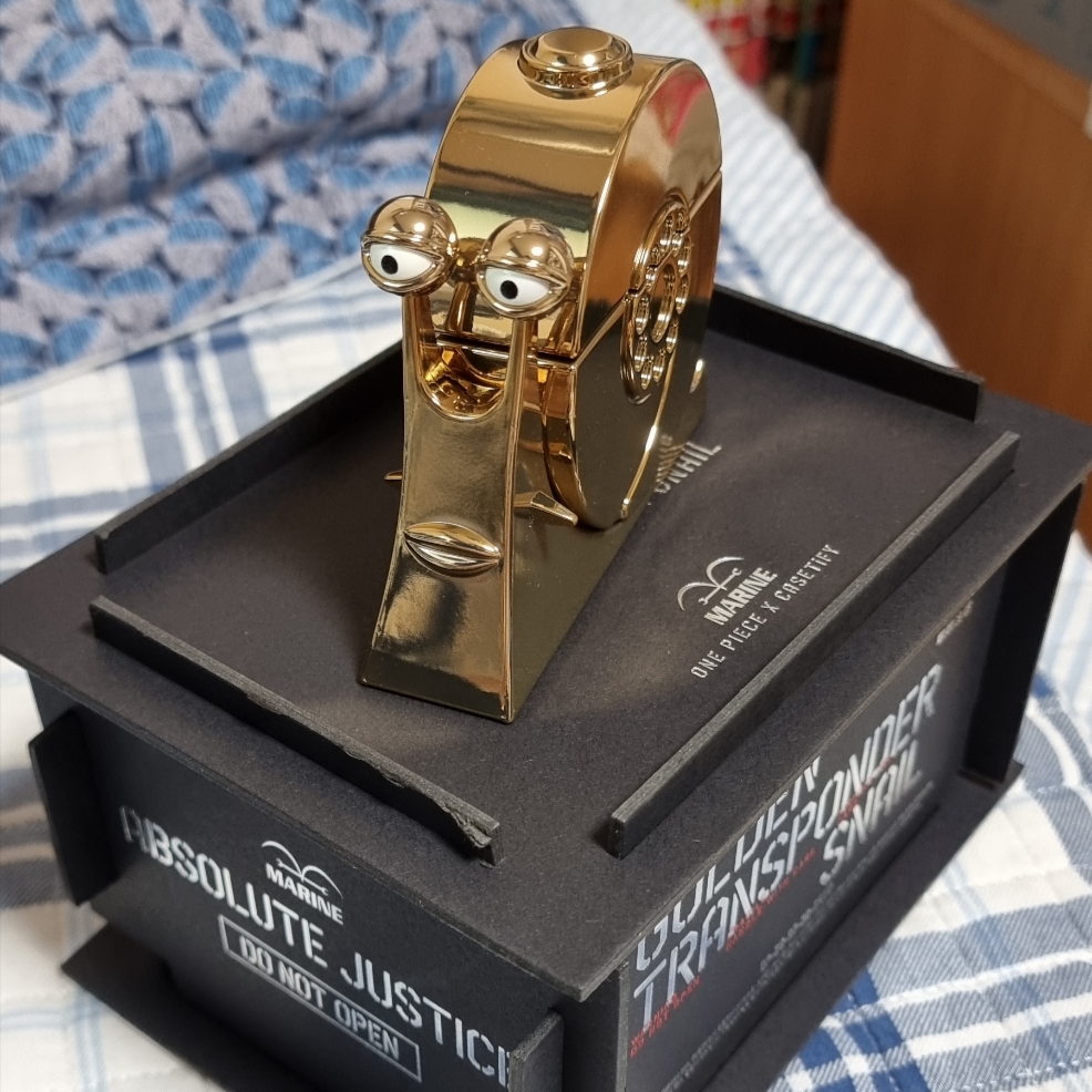 Casetify x One Piece Golden Transponder Snail 3D AirPods Pro 1st/2nd Gen Case Gold 착용 스타일 - 1