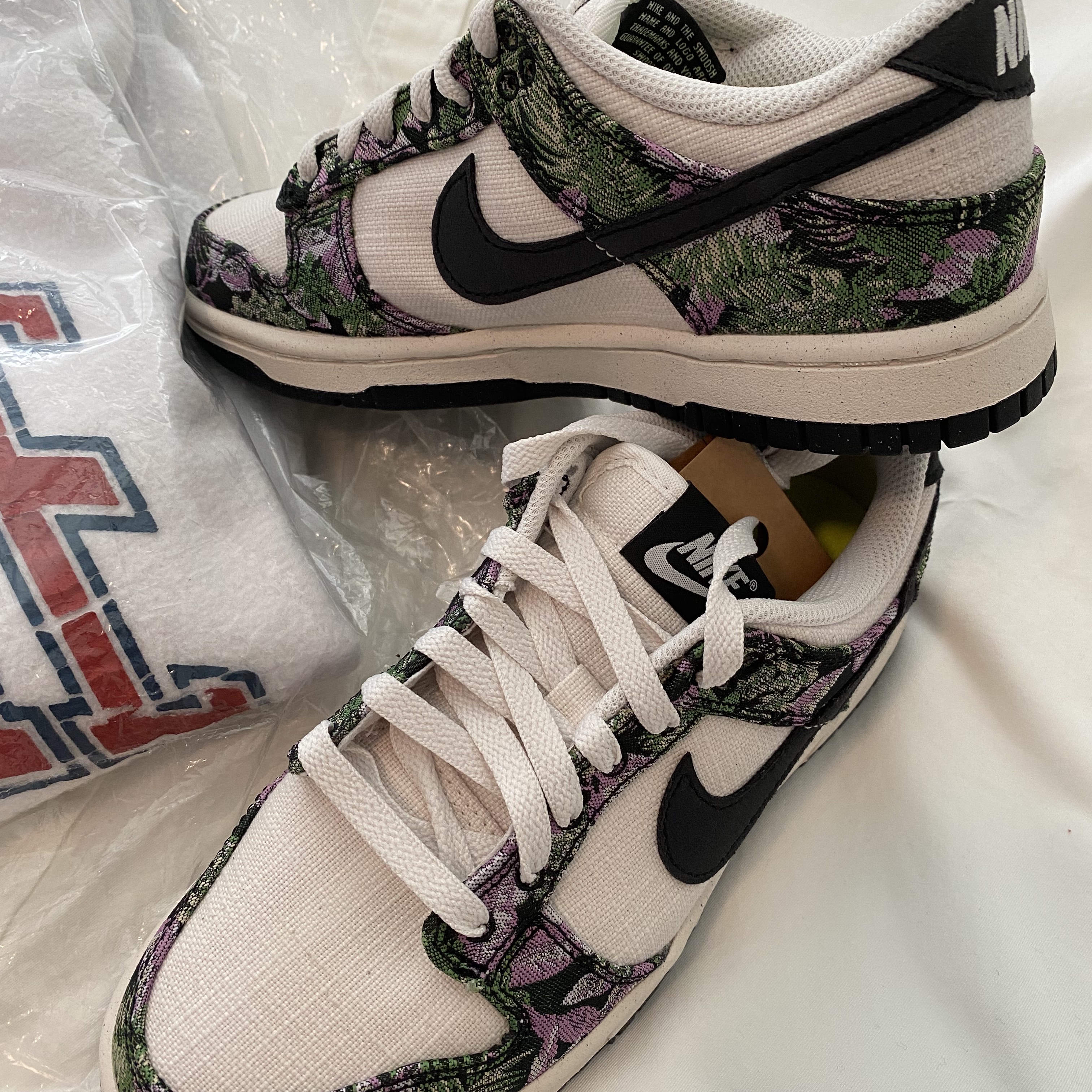 Supreme Inside Out Crewneck Ash Grey - 23FW, Supreme Small Box Shirt White - 23FW 착용 스타일 - 2