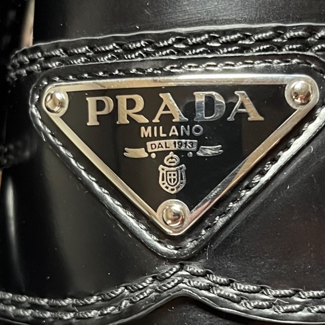 Prada Chocolate Brushed Leather Loafers Black 착용 스타일 - 2