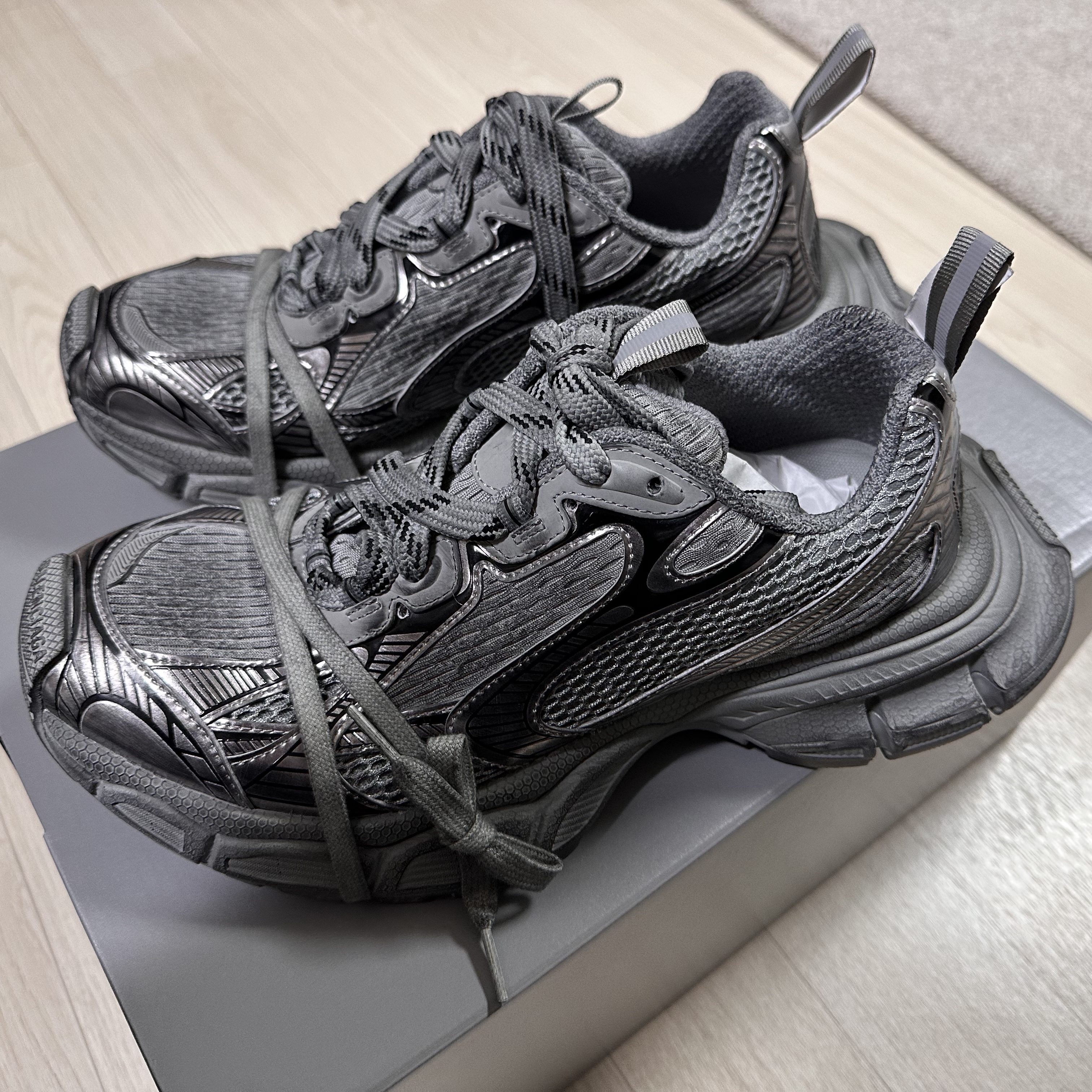 Balenciaga 3XL Sneakers Grey Black 착용 스타일