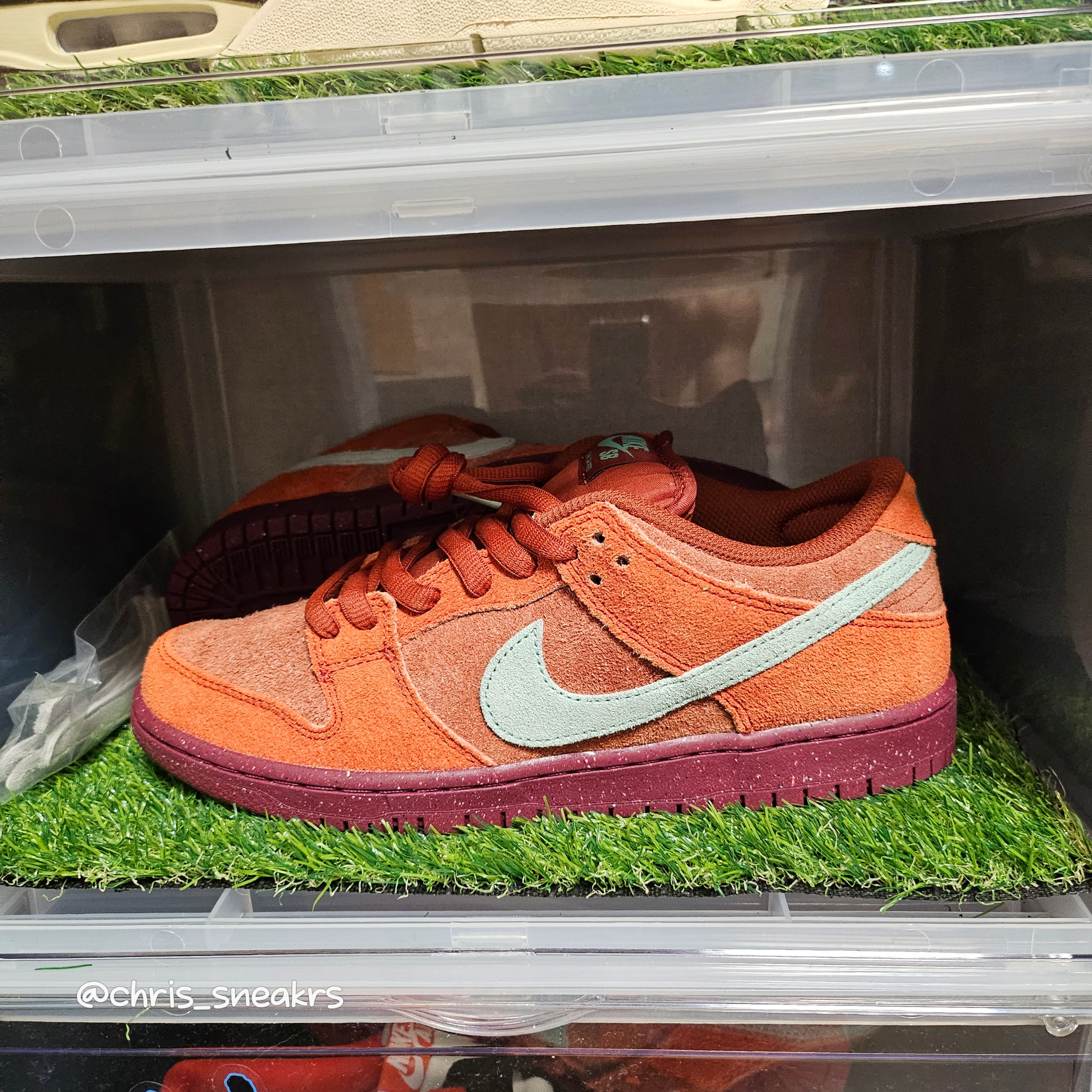 Nike SB Dunk Low Pro Premium Mystic Red and Rosewood 착용 스타일 - 2