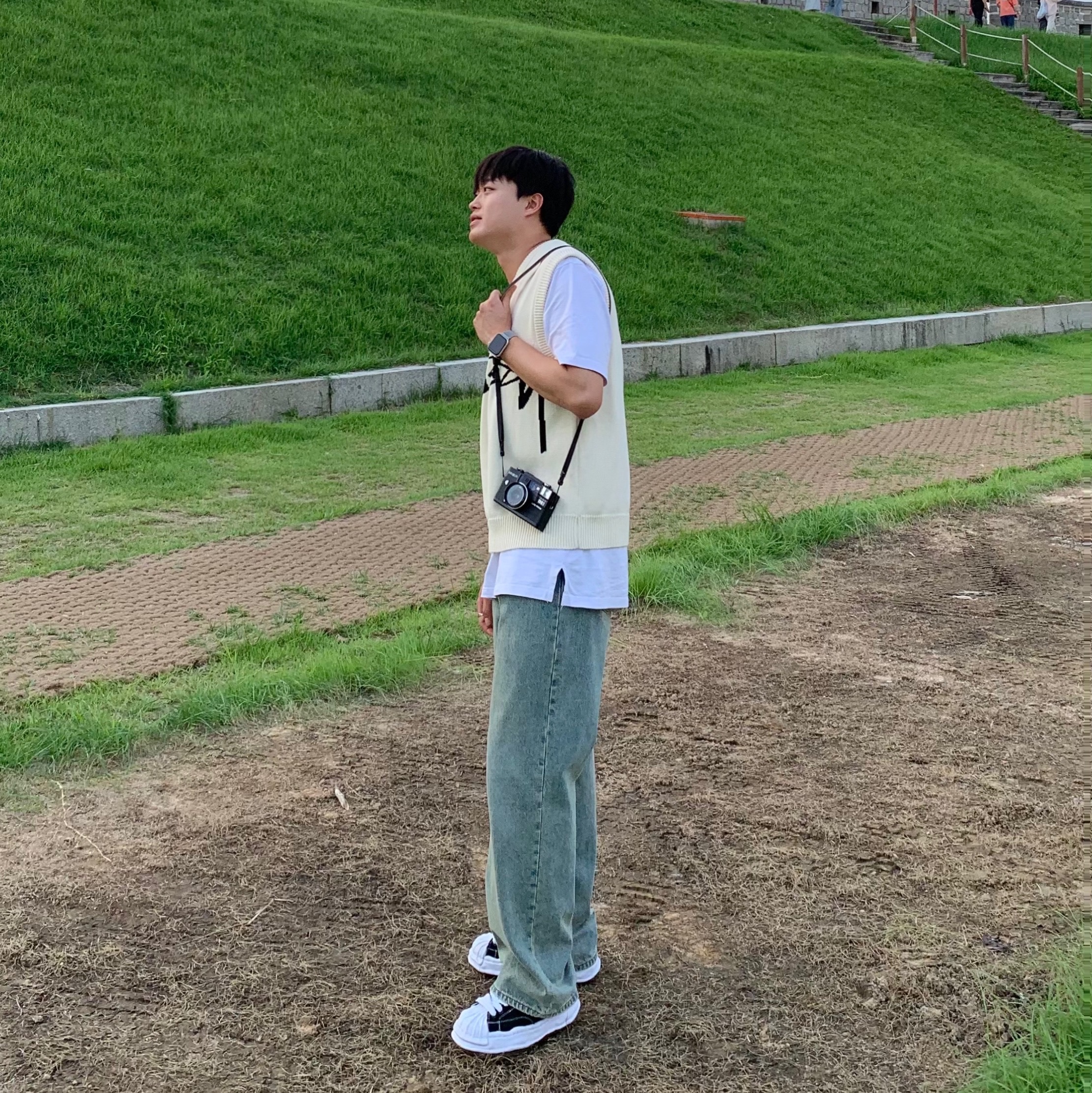 Maison Mihara Yasuhiro Blakey OG Sole Canvas Low-top Sneakers Black White, Stussy Sweater Vest Natural 착용 스타일