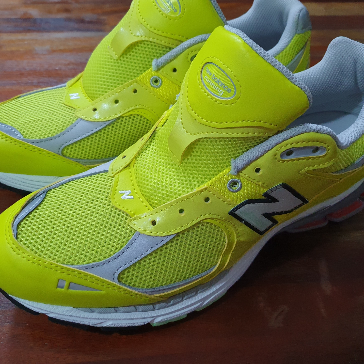 New Balance 2002R Sulphur Yellow 착용 스타일 - 1