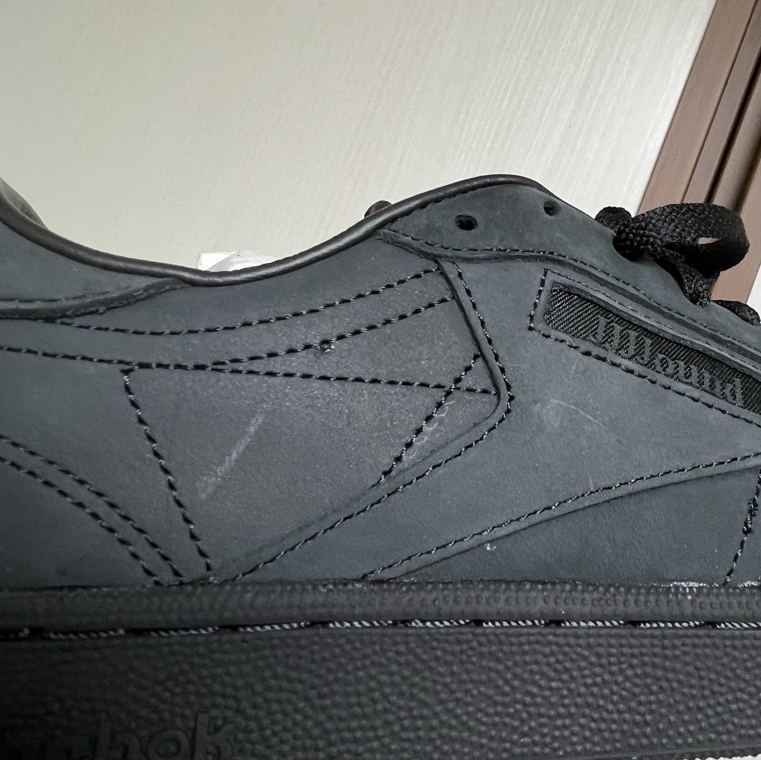 Reebok x JJJJound Club C 85 Triple Black 착용 스타일 - 2