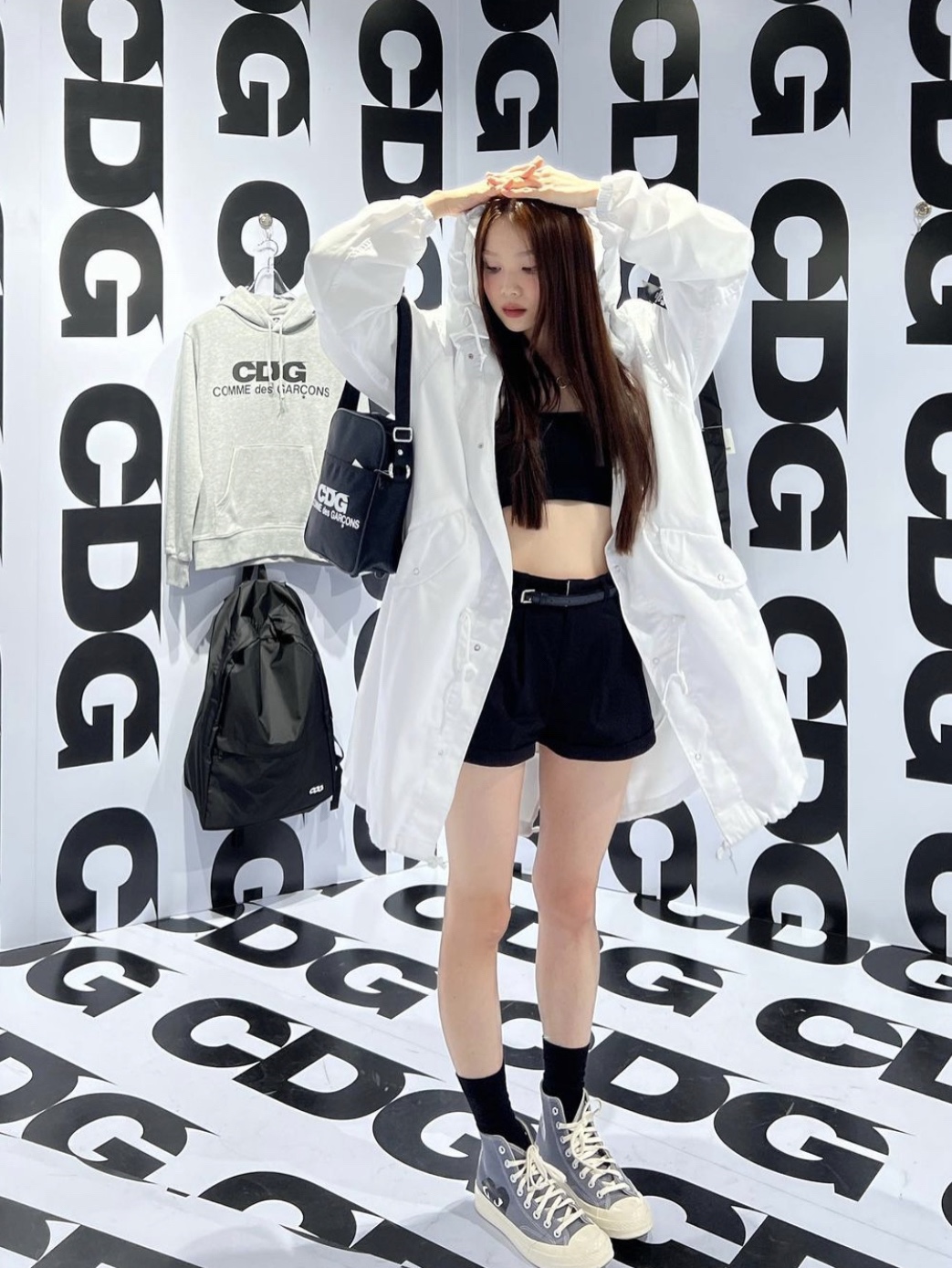 CDG Shoulder Bag Black, Converse x Play Comme des Garcons Chuck 70 Hi Steel Gray 착용 스타일