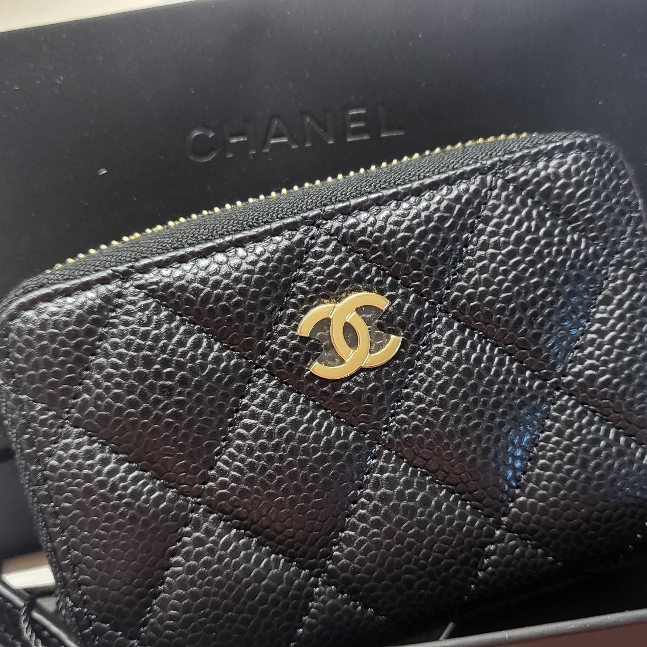 Chanel Classic Zipped Coin Purse Grained Calfskin & Gold Black 착용 스타일
