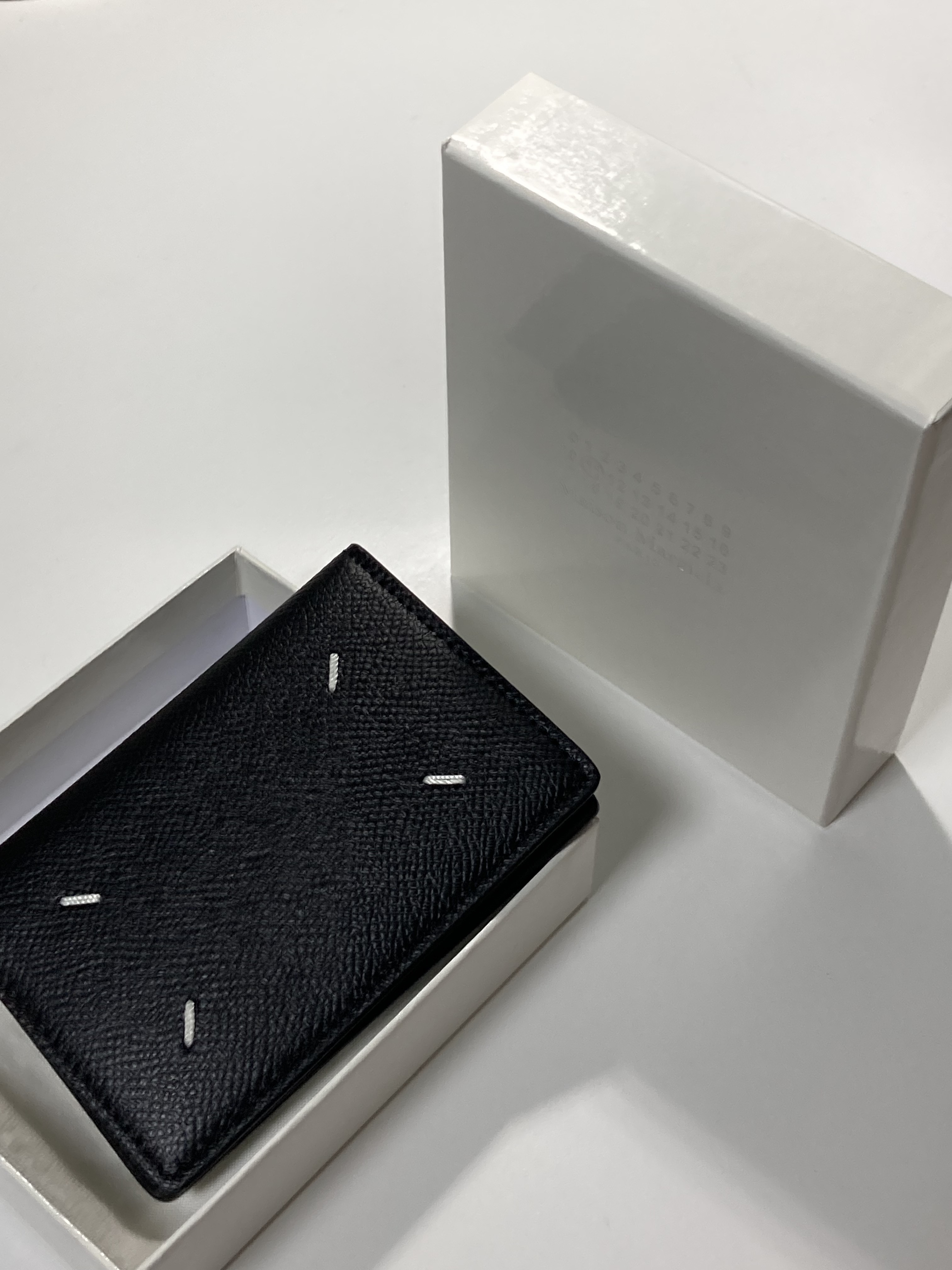 Maison Margiela Leather Bi-Fold Card Holder Black 착용 스타일