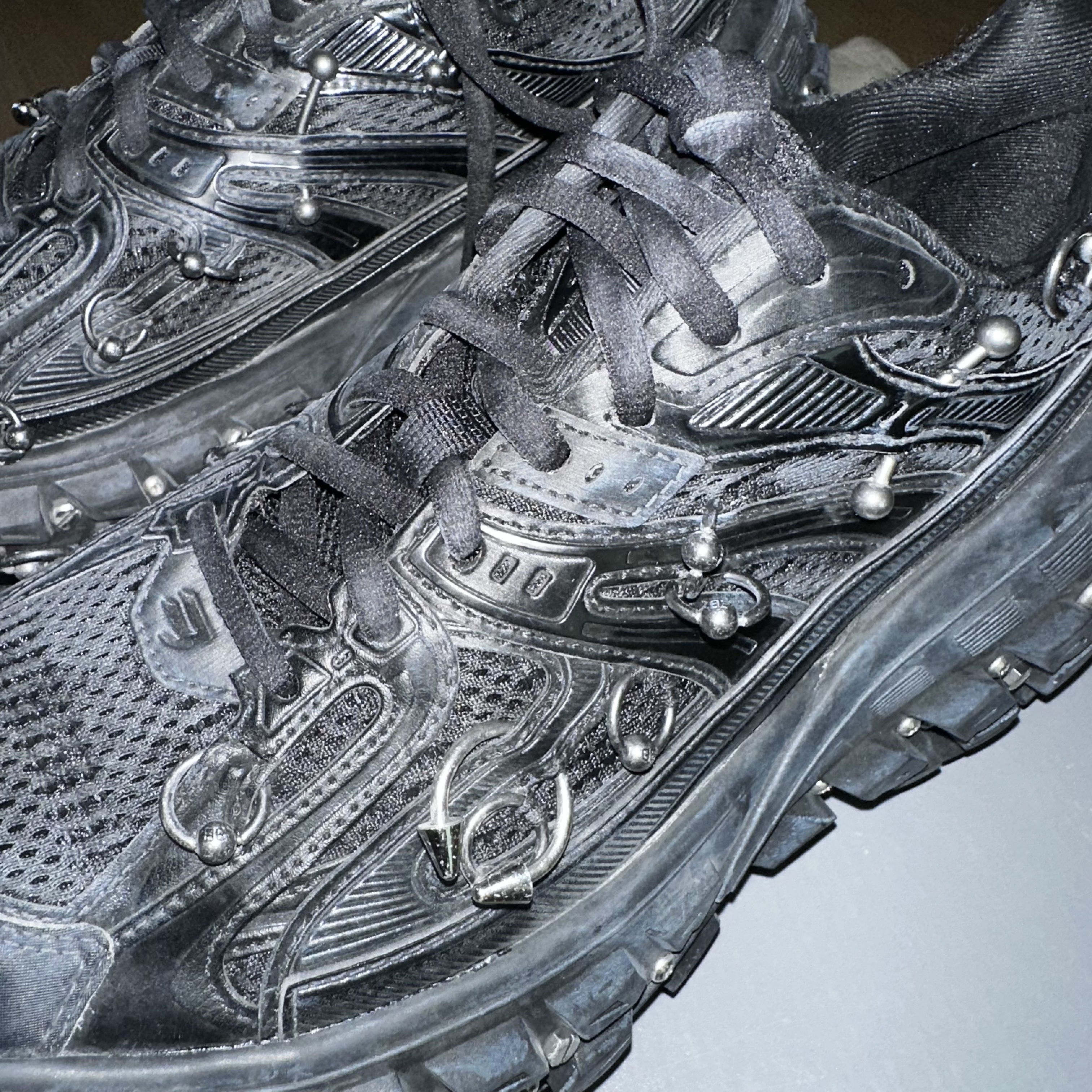 Balenciaga Bouncer Screw Sneakers With Piercings Black, (W) Balenciaga Bouncer Screw Sneakers With Piercings Black 착용 스타일 - 3