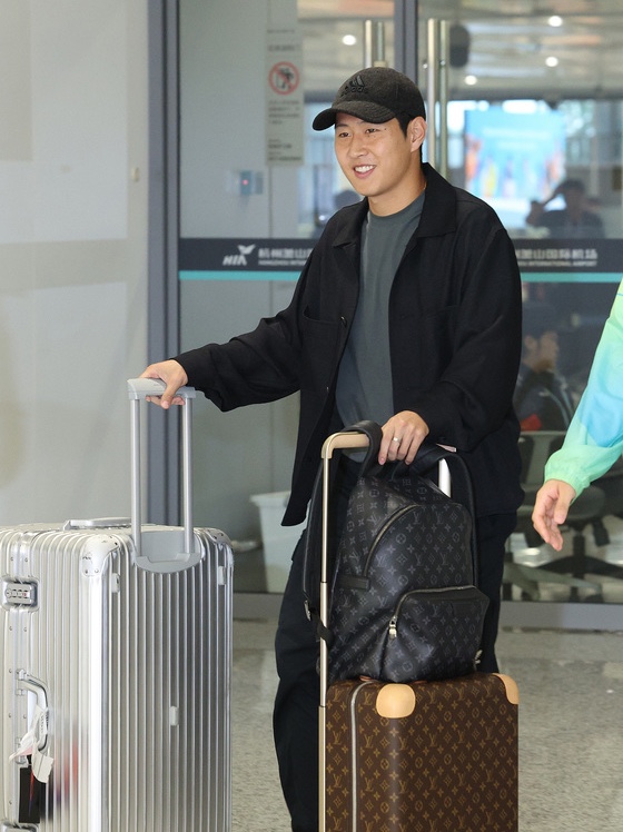 Louis Vuitton Discovery Backpack PM Monogram Eclipse 착용 스타일