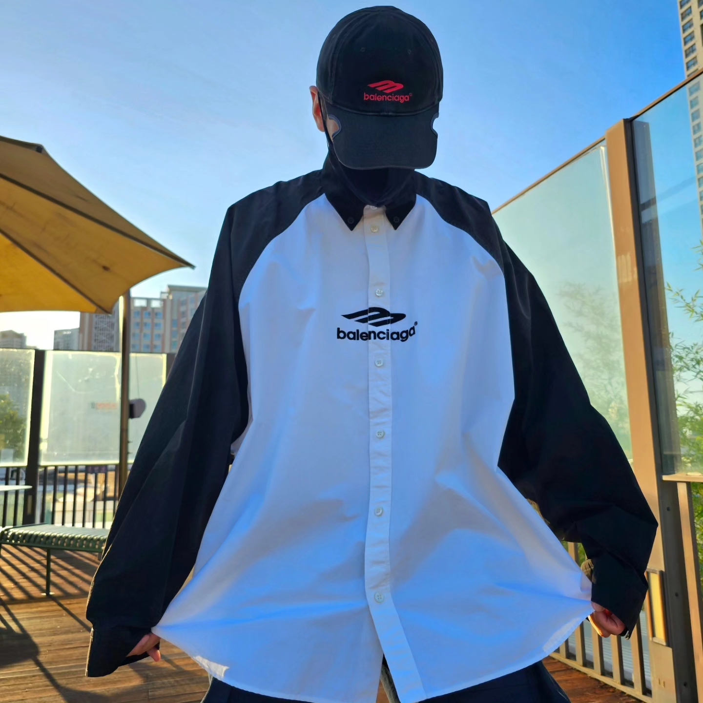 Balenciaga B Logo Raglan Shirt Black 착용 스타일 - 4