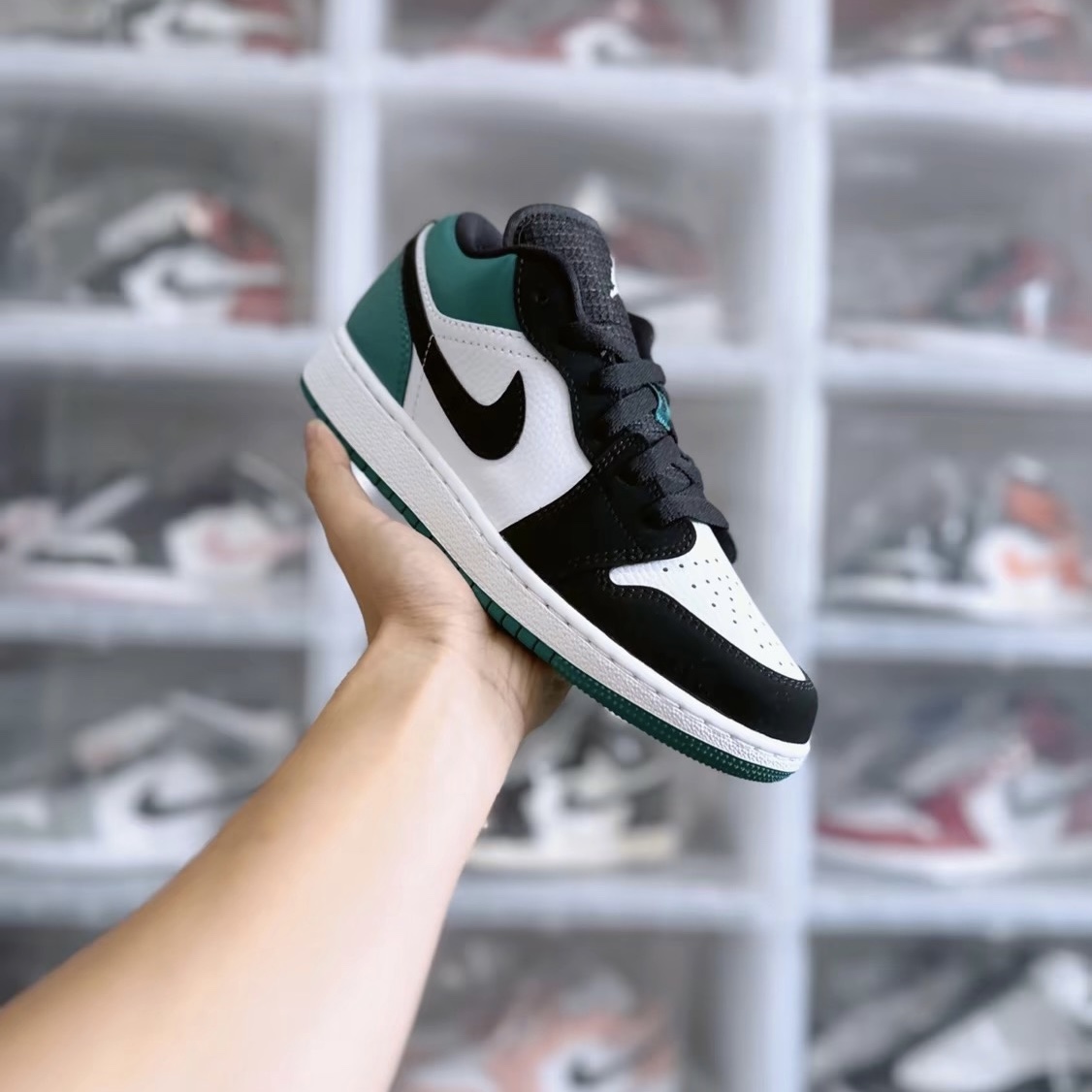 (GS) Jordan 1 Low Black Mystic Green 착용 스타일 - 1