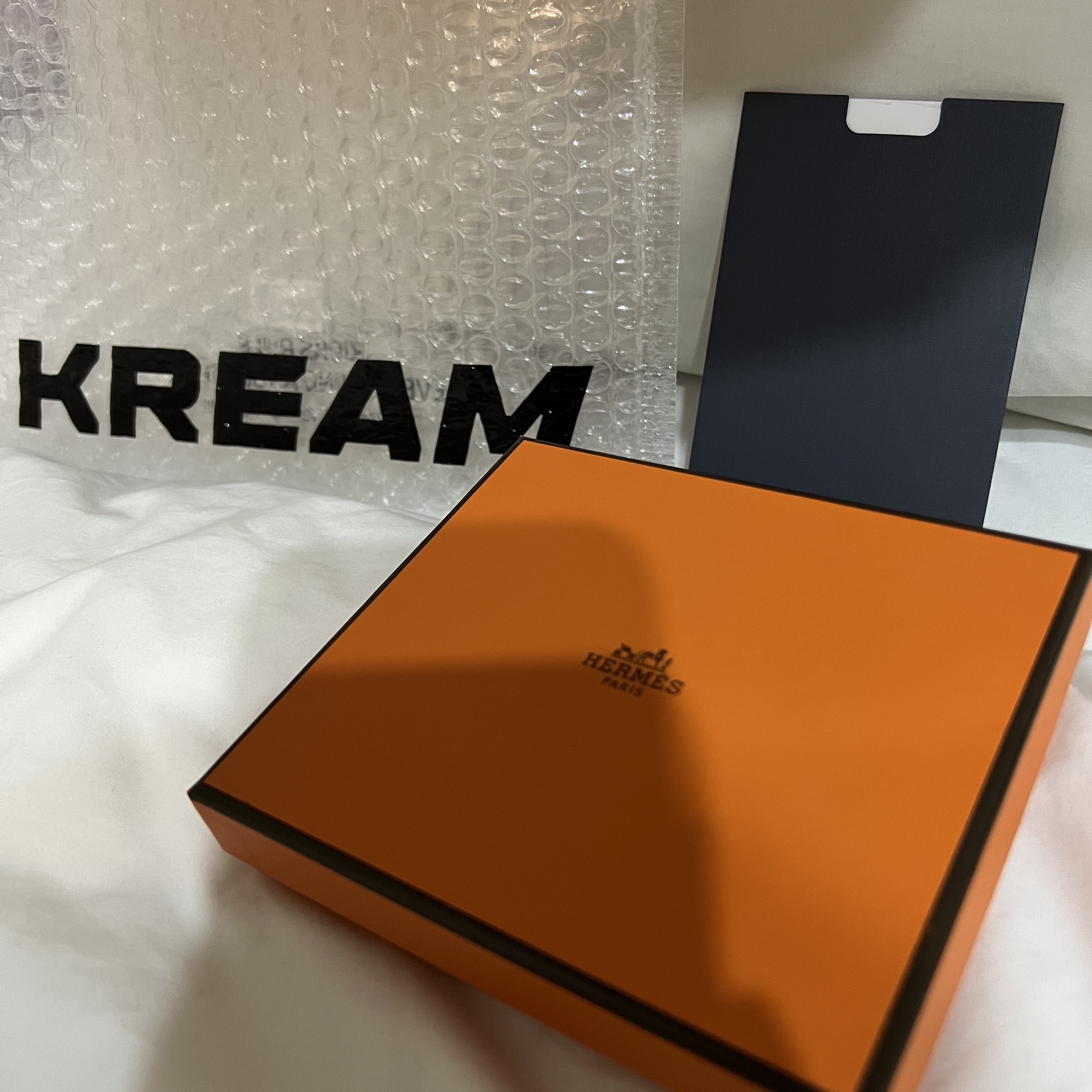 Hermes Citizen Twill Compact Wallet Epsom & Rouge Sellier Bleu de France Saphir 착용 스타일 - 1