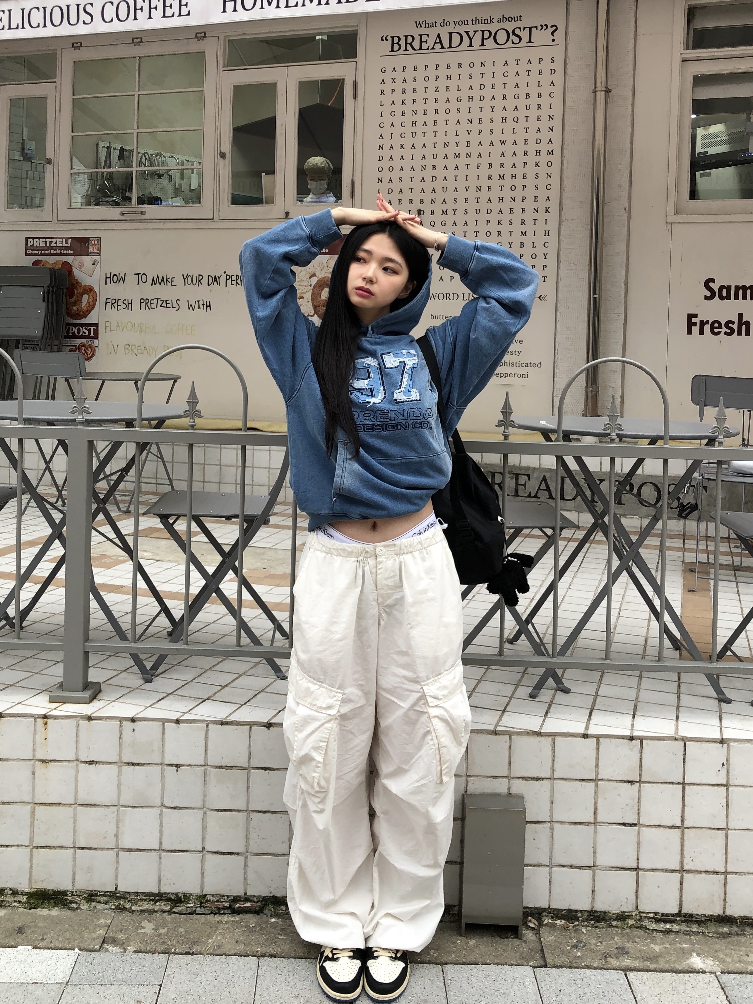 Jordan 1 x Travis Scott x Fragment Retro Low OG SP Military Blue, Jansport Half Pint Mini Backpack Black 착용 스타일 - 1