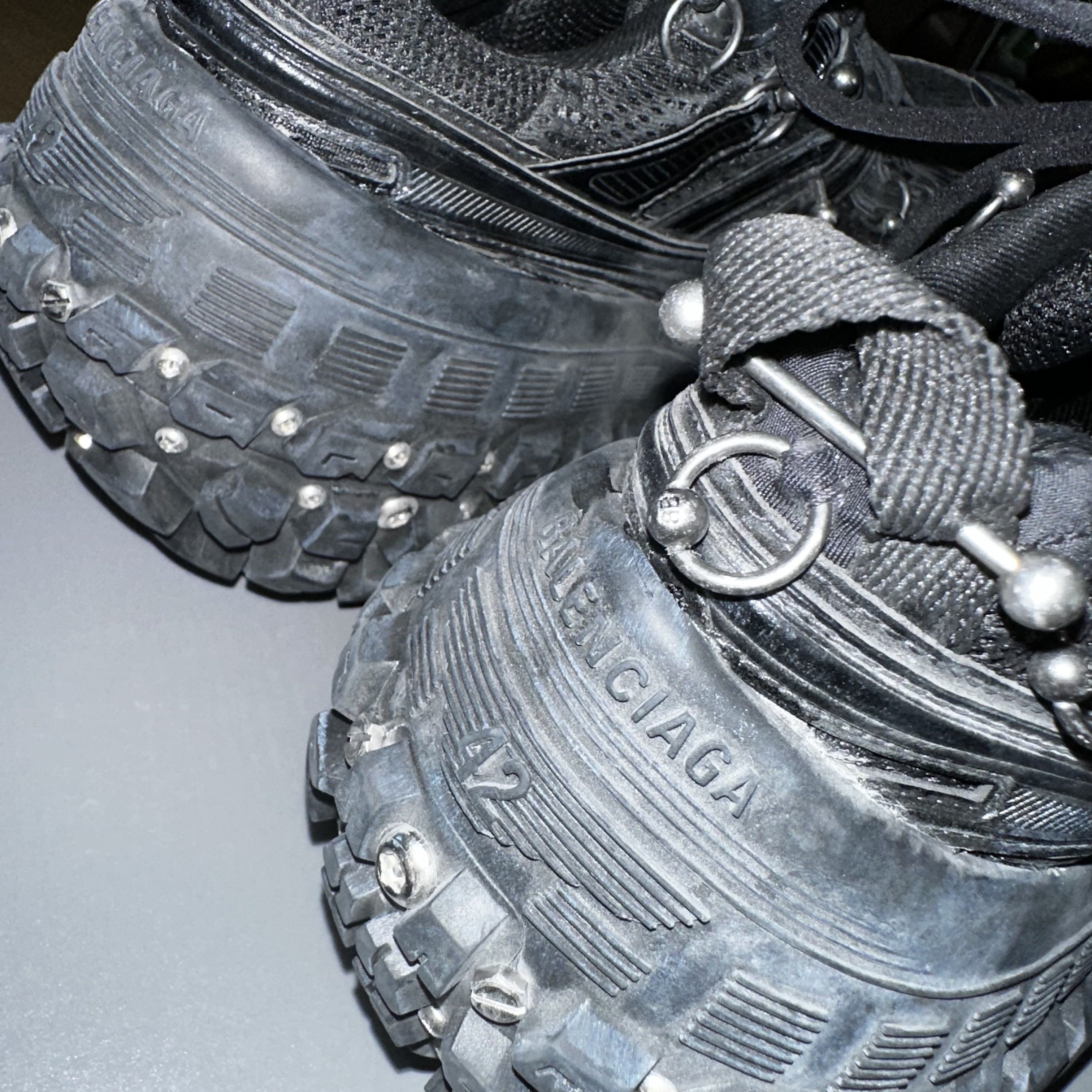 Balenciaga Bouncer Screw Sneakers With Piercings Black, (W) Balenciaga Bouncer Screw Sneakers With Piercings Black 착용 스타일 - 2