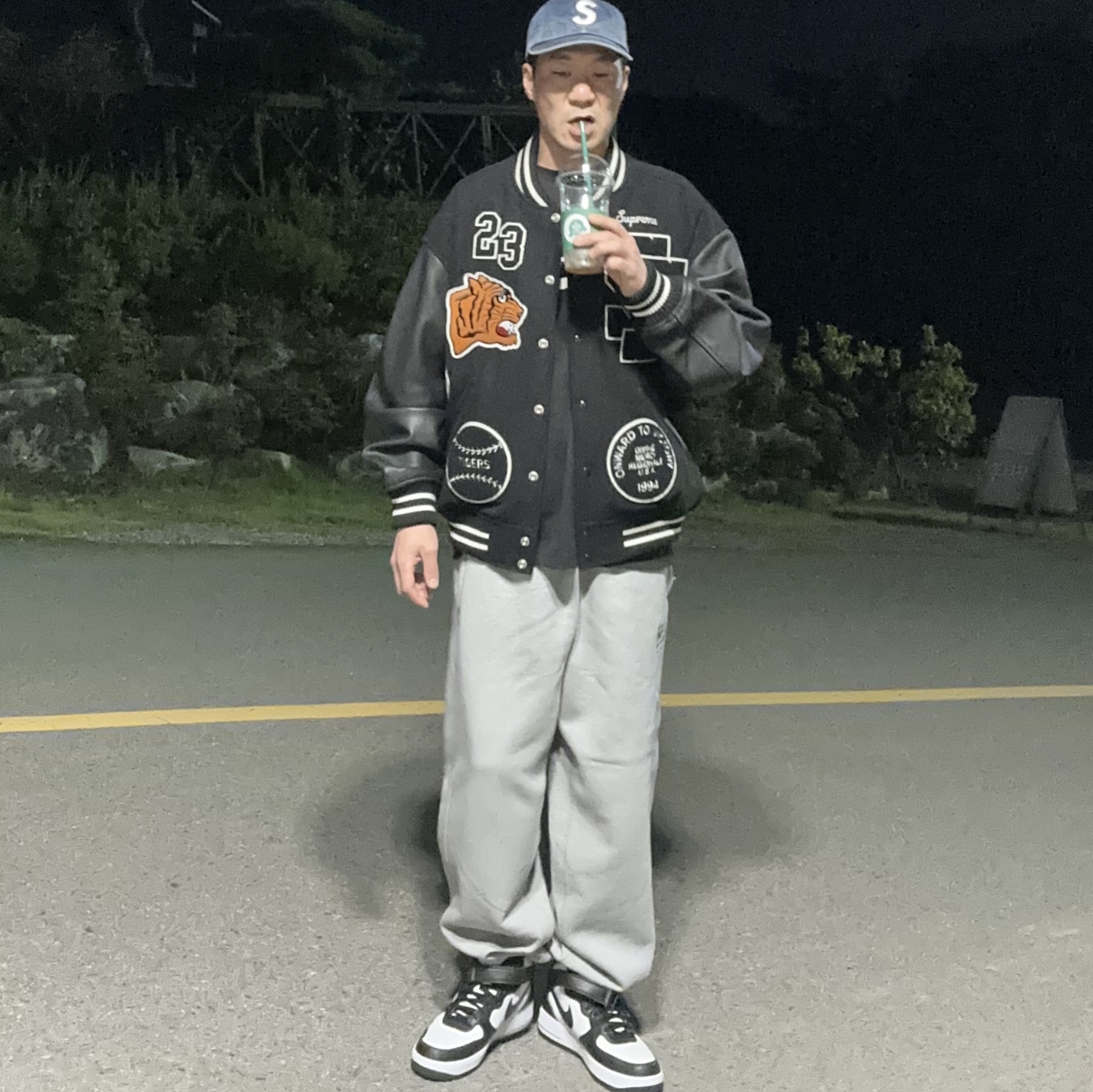 Supreme Pigment Print S Logo 6-Panel Indigo - 22FW, Supreme Tiger Varsity Jacket Black - 23FW 착용 스타일 - 1