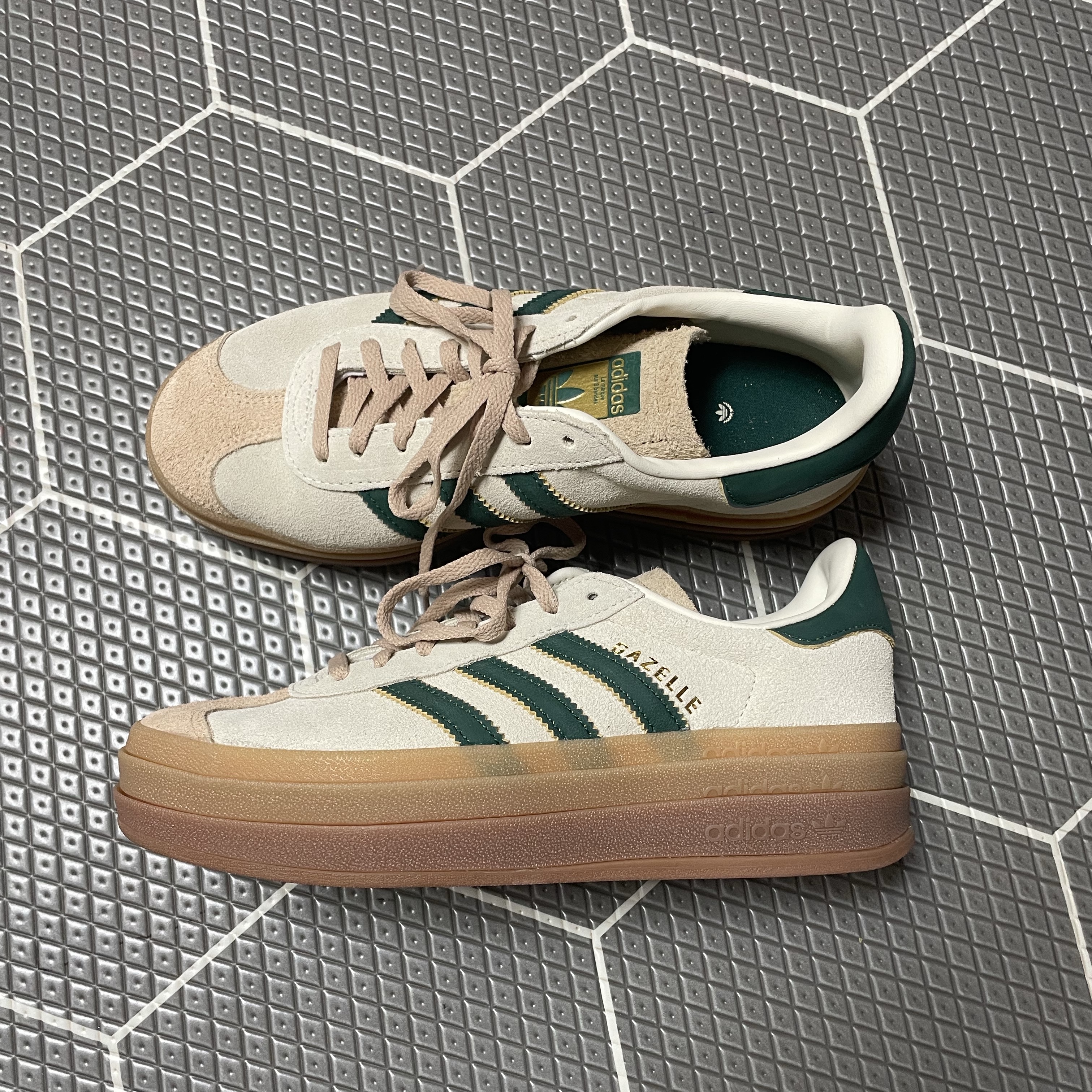 (W) Adidas Gazelle Bold Cream White Collegiate Green 착용 스타일 - 1
