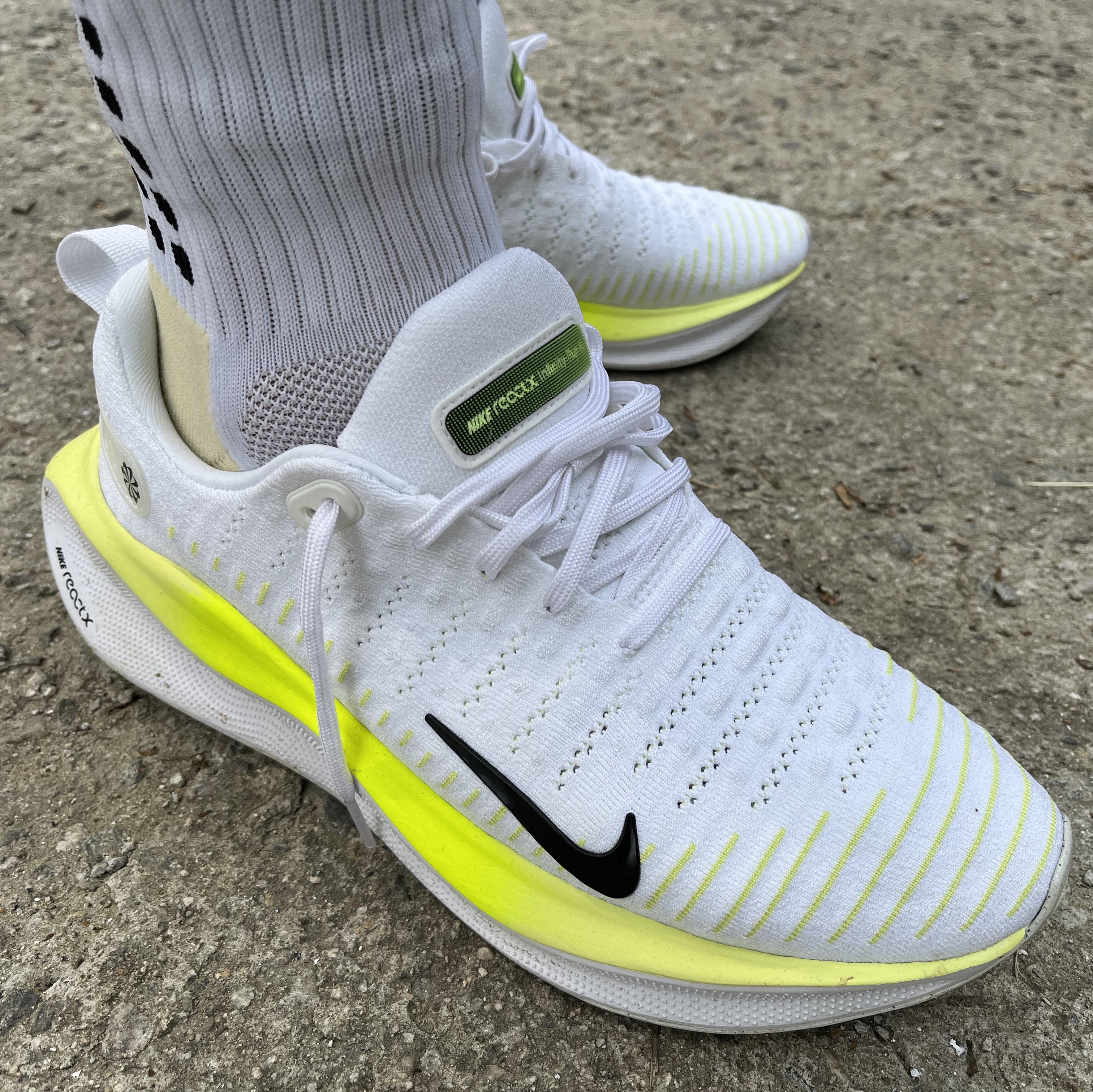 Nike ReactX Infinity Run 4 White Light Lemon Twist 착용 스타일