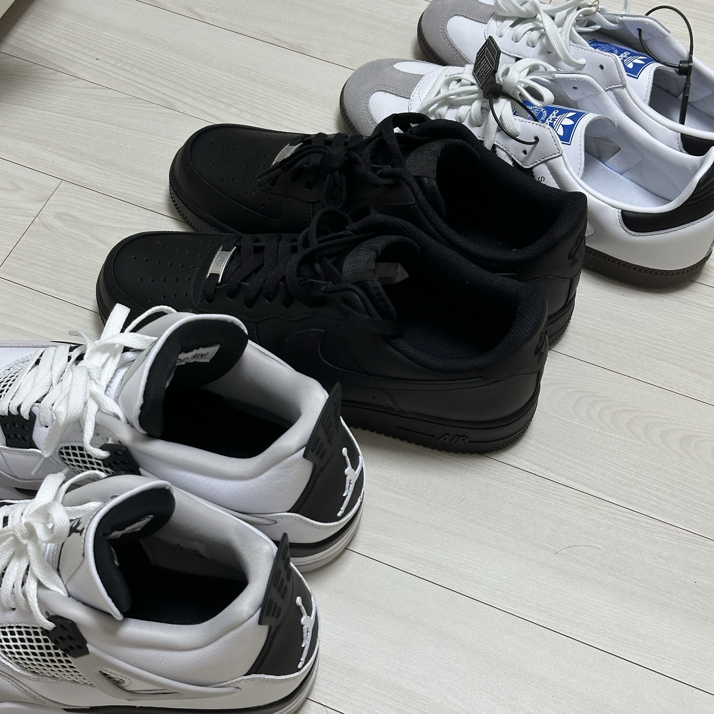 Nike Air Force 1 '07 Low Triple Black 착용 스타일