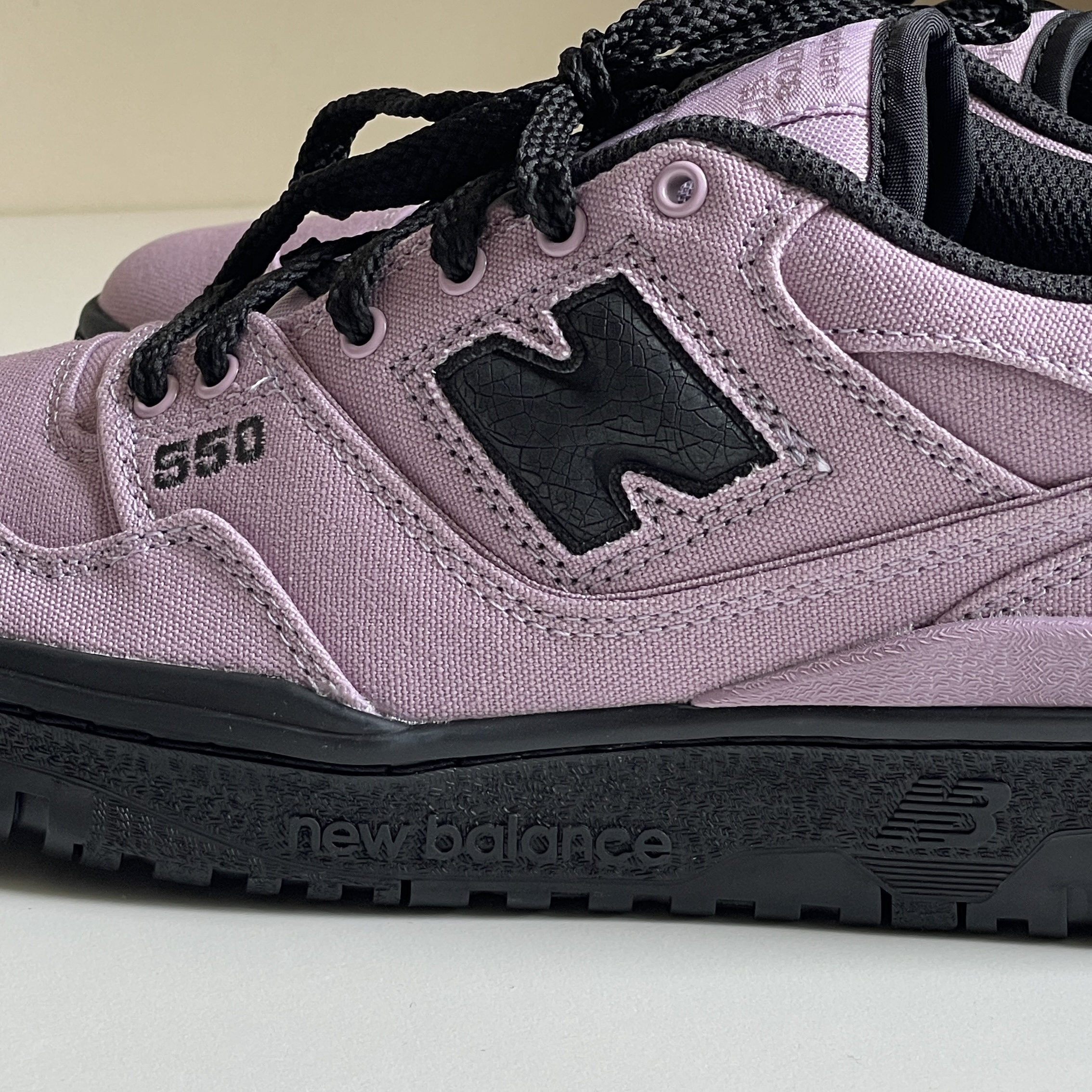 New Balance x Thisisneverthat 550 Lavender Black 착용 스타일 - 4