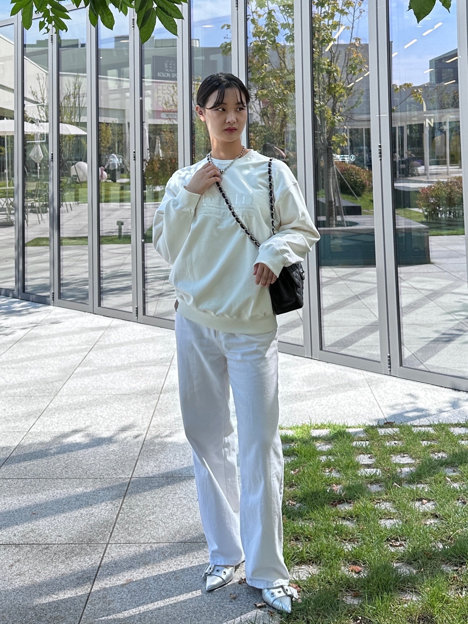 Chanel Large Classic Handbag Grained Calfskin & Silver Black 착용 스타일 - 1