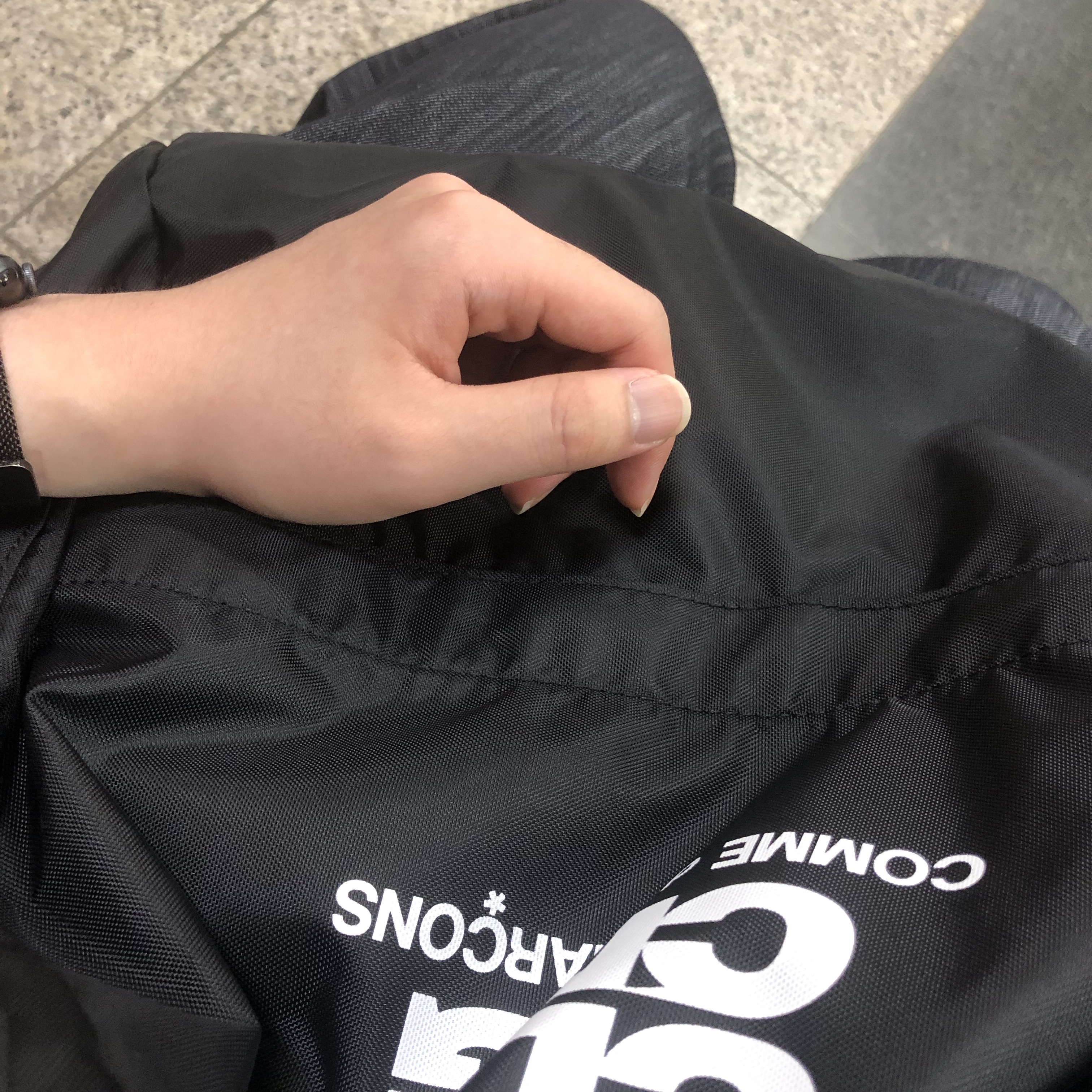 Adidas Adilette Clog Black White, CDG Backpack Black 착용 스타일