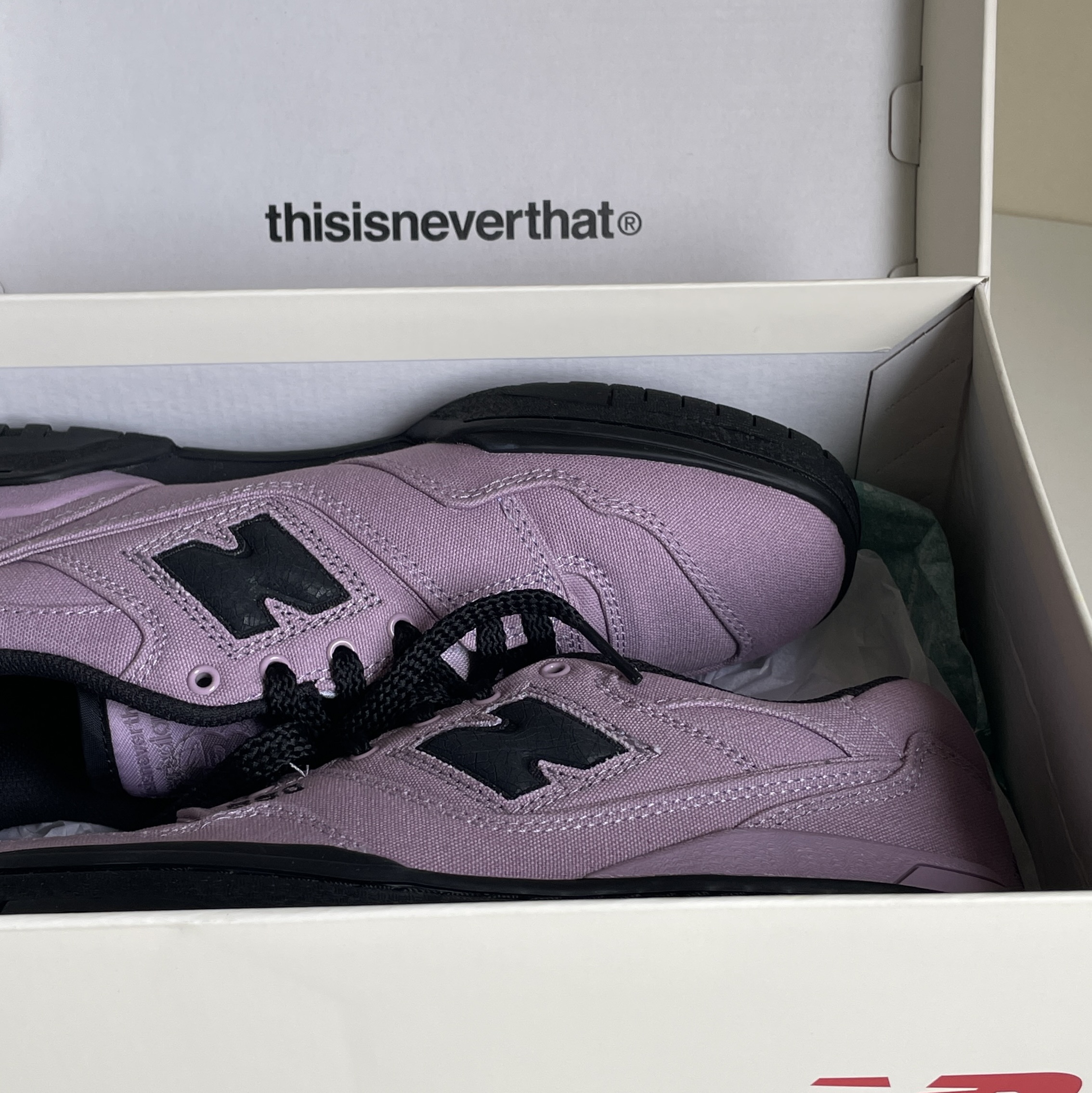 New Balance x Thisisneverthat 550 Lavender Black 착용 스타일 - 1