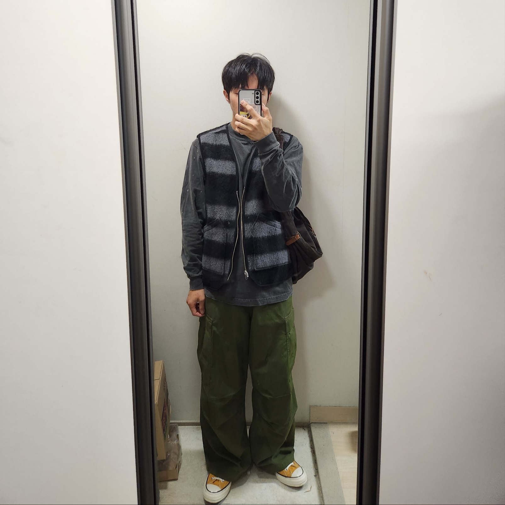 Stussy Block Reversible Vest Charcoal, Converse Chuck 70 Ox Vintage Canvas Sunflower 착용 스타일