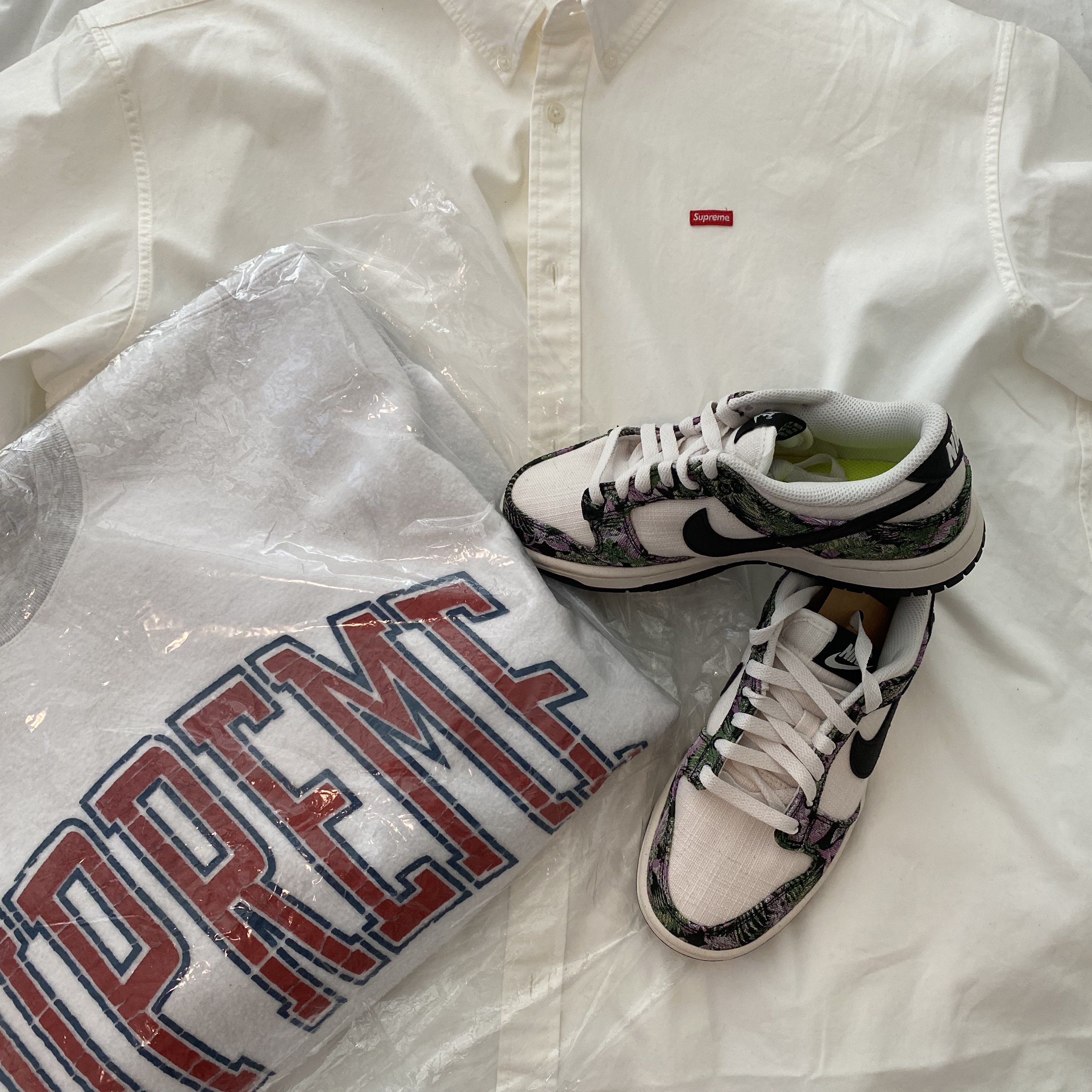 Supreme Inside Out Crewneck Ash Grey - 23FW, Supreme Small Box Shirt White - 23FW 착용 스타일 - 1