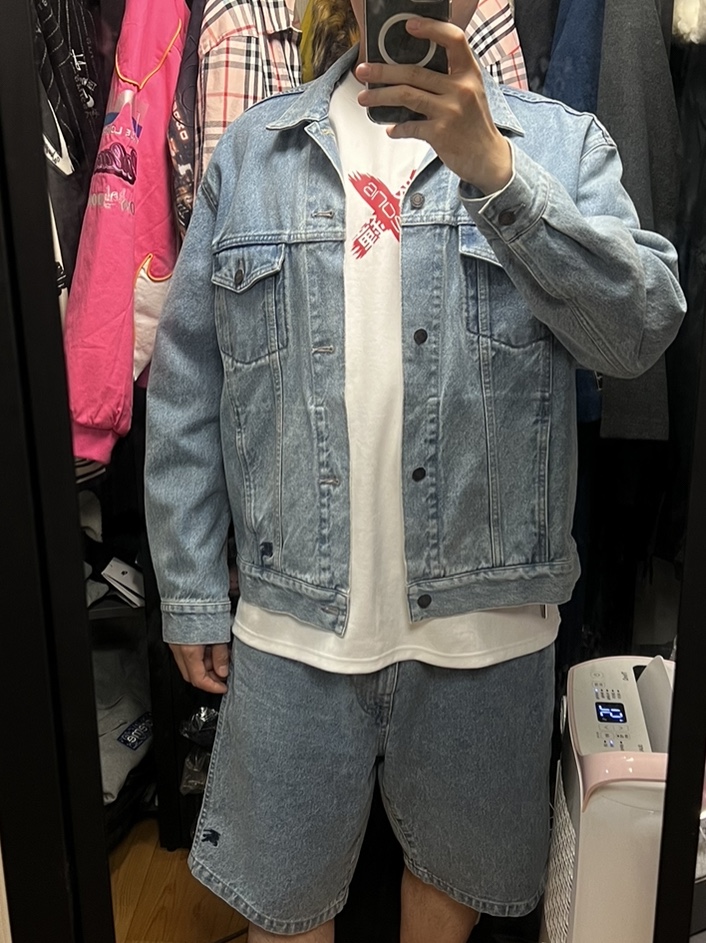 Supreme x Burberry Denim Trucker Jacket Washed Blue - 22SS, Supreme x Burberry Denim Shorts Washed Blue - 22SS 착용 스타일