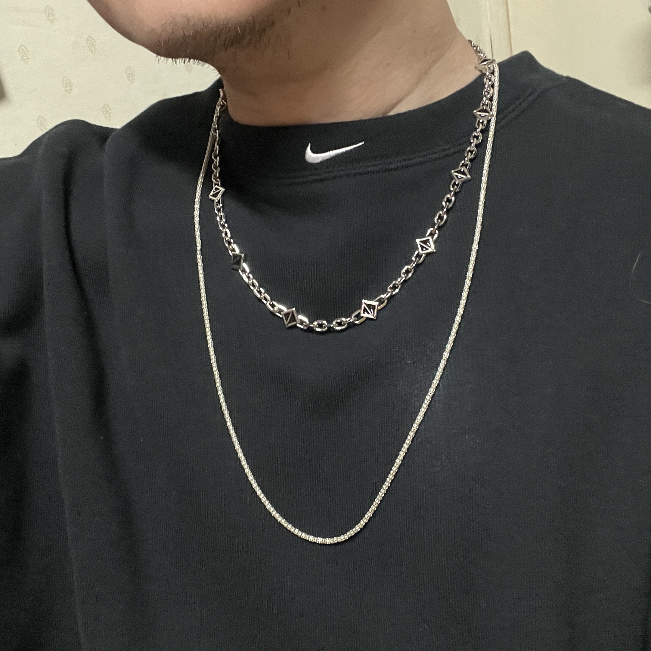 Dior CD Diamond Thin Chain Link Necklace Silver Finish Brass Black Resin 착용 스타일 - 1
