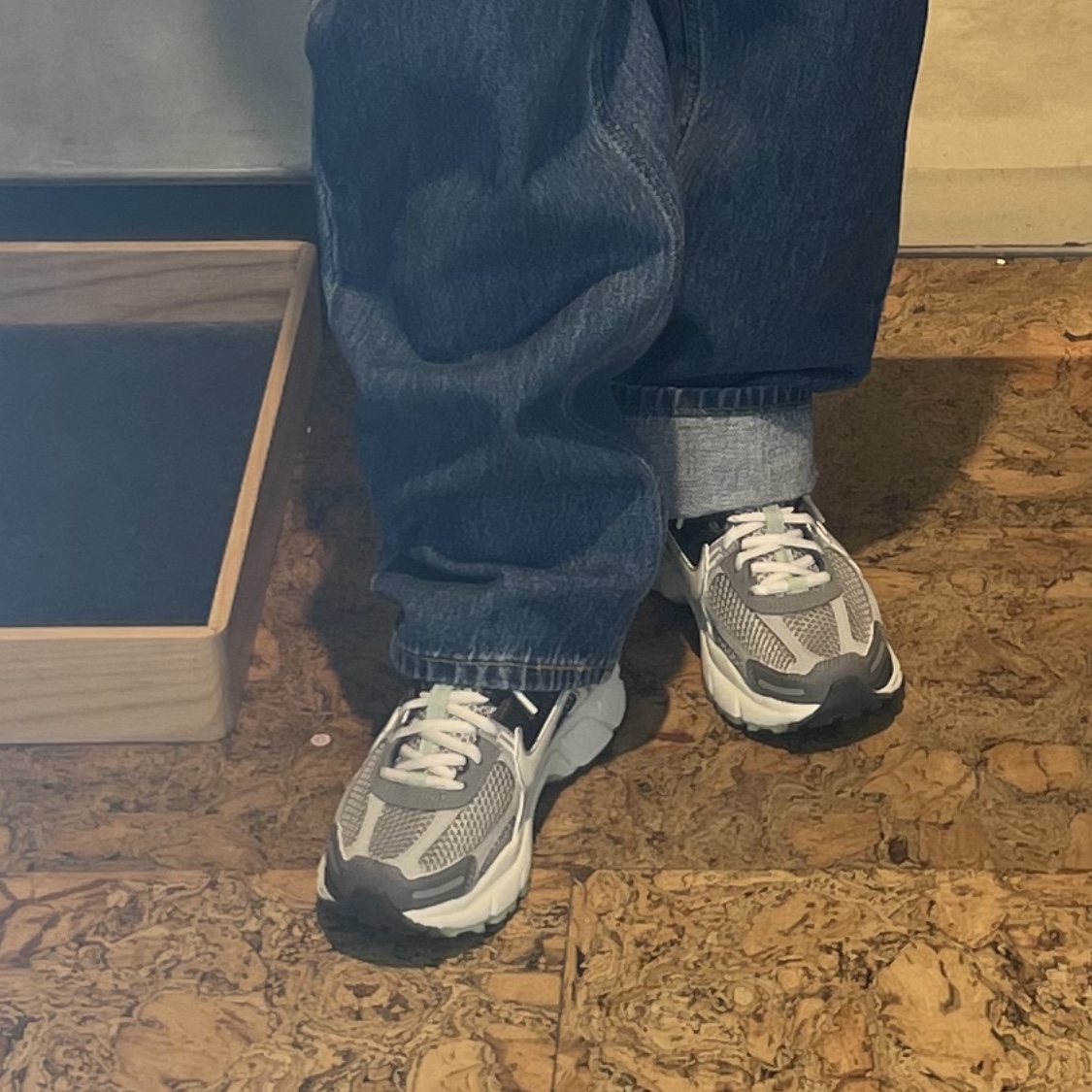 (W) Nike Zoom Vomero 5 Cobblestone and Flat Pewter 착용 스타일