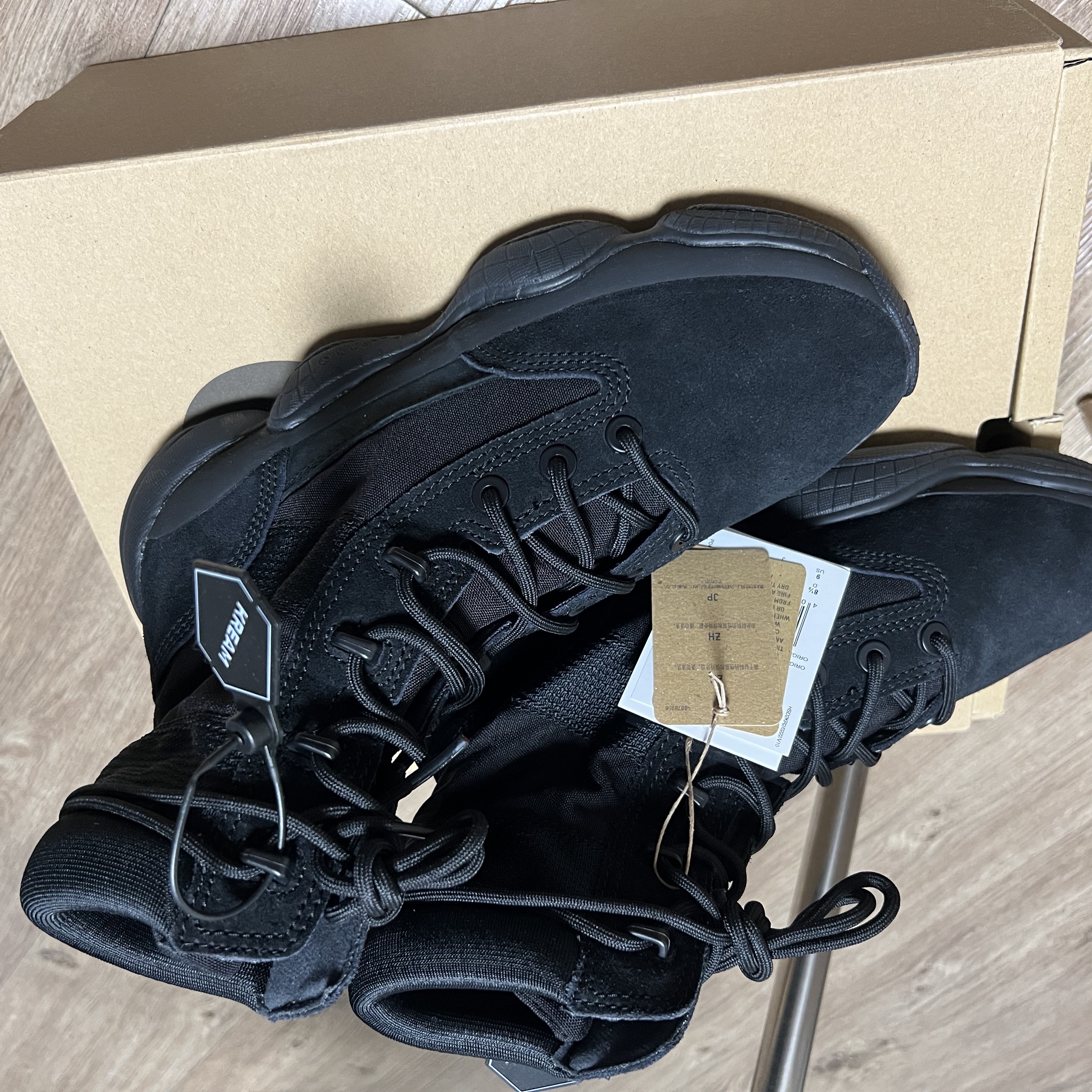 Adidas Yeezy 500 High Tactical Utility Black 착용 스타일