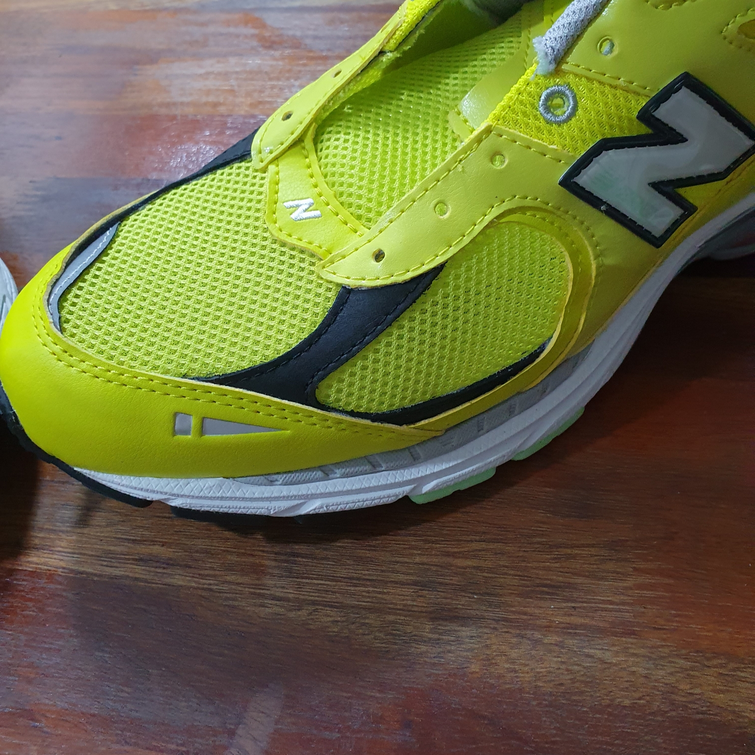 New Balance 2002R Sulphur Yellow 착용 스타일 - 2