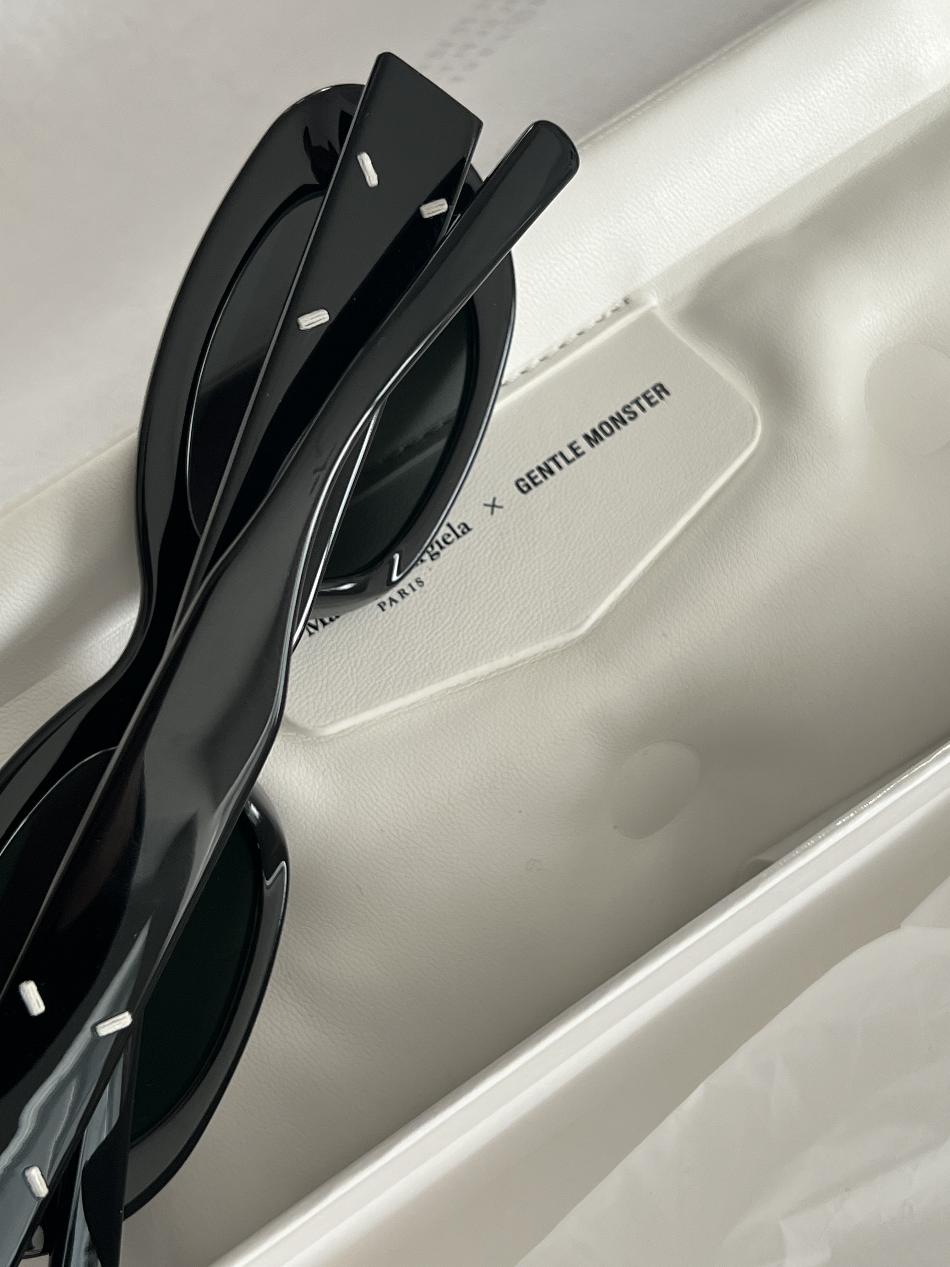 Gentle Monster x Maison Margiela MM004 Black Black 착용 스타일