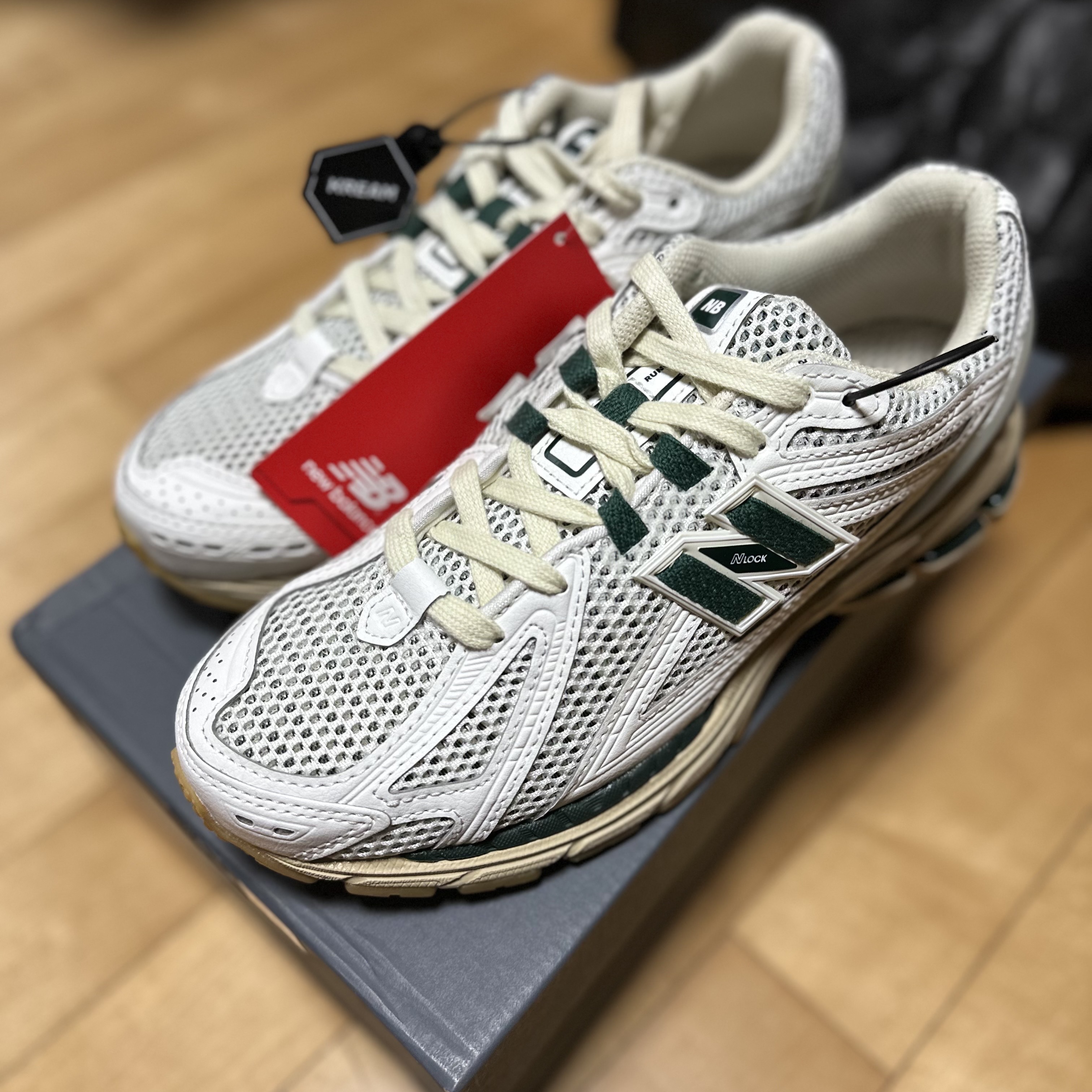 New Balance 1906R Silver Green 착용 스타일