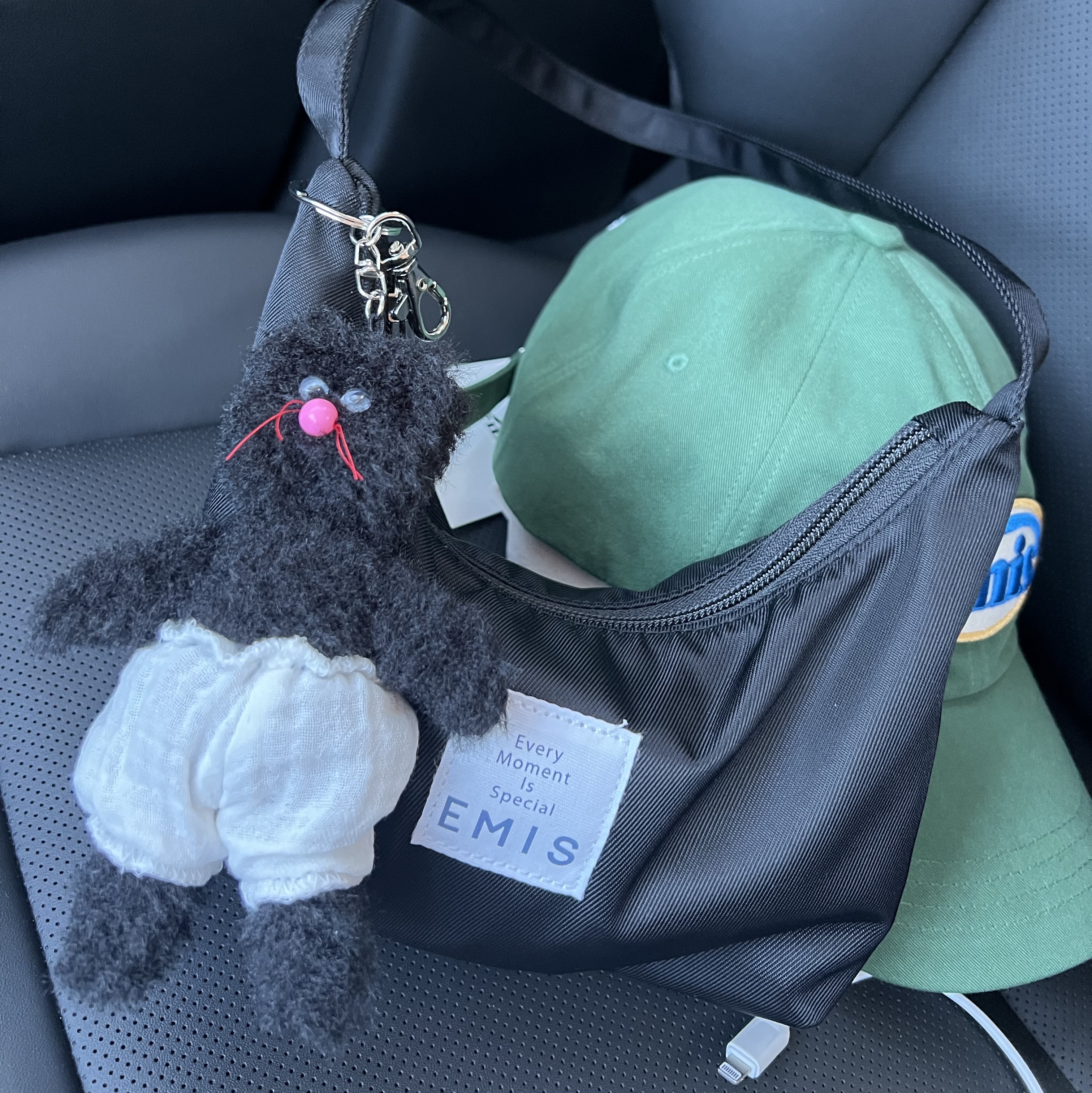 Emis Emis Hobo Bag Black, Emis Wappen Ball Cap Green 착용 스타일