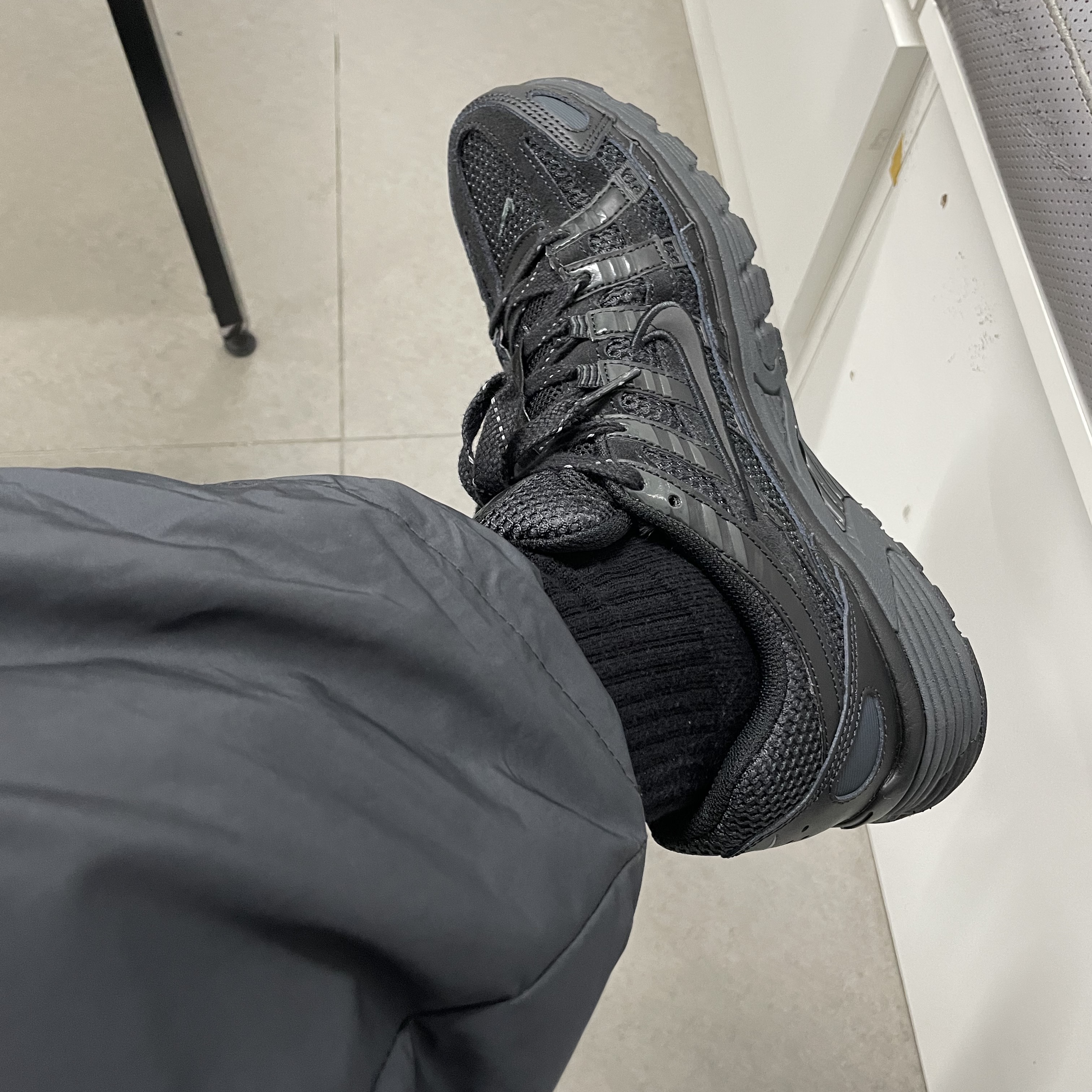 Nike P-6000 PRM Triple Black 착용 스타일