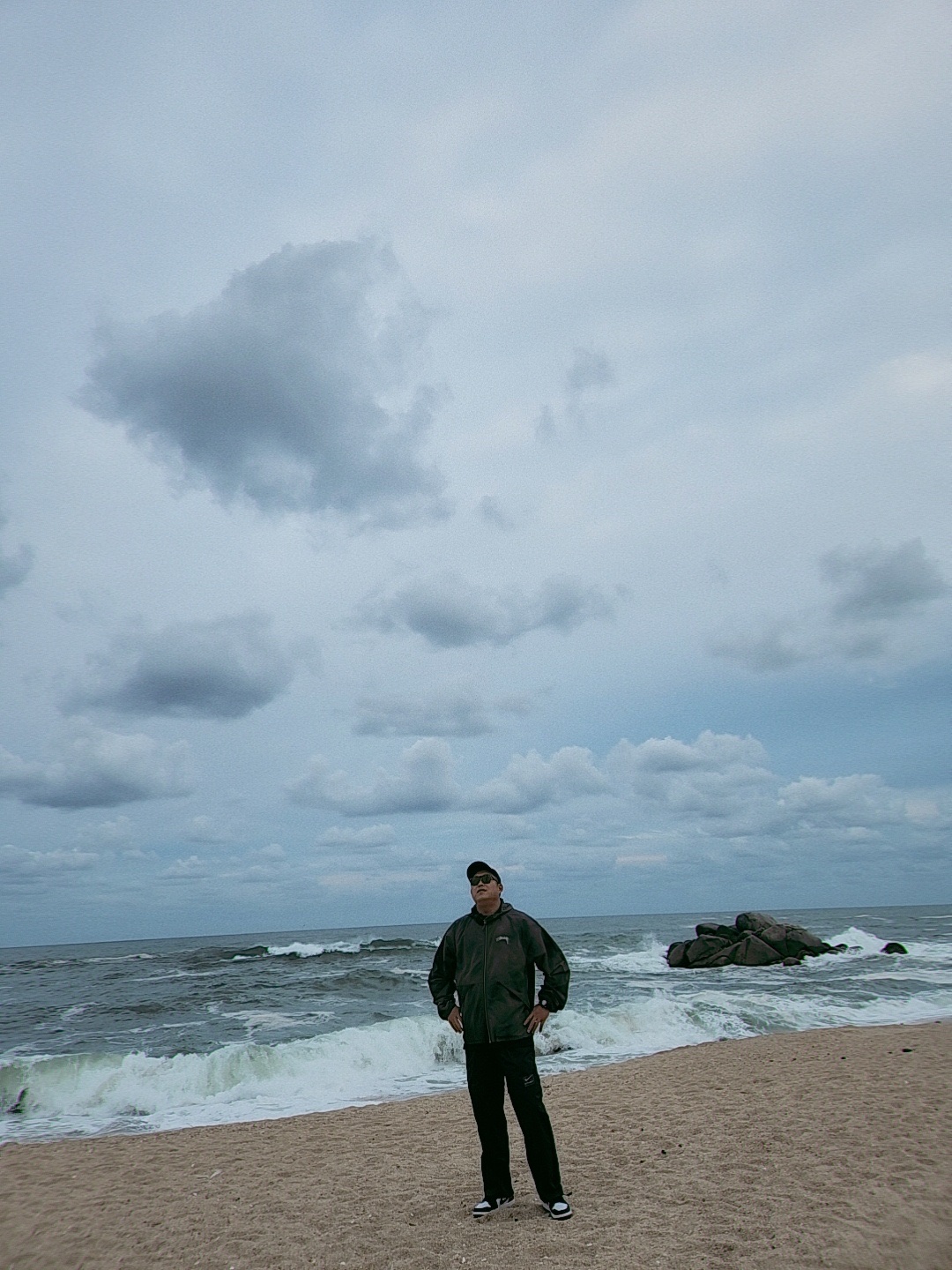 Stussy Wave Dye Beach Shell Jacket Black, Nike x Stussy NRG FL Storm-Fit Pants Black (DO7170-010) 착용 스타일 - 2