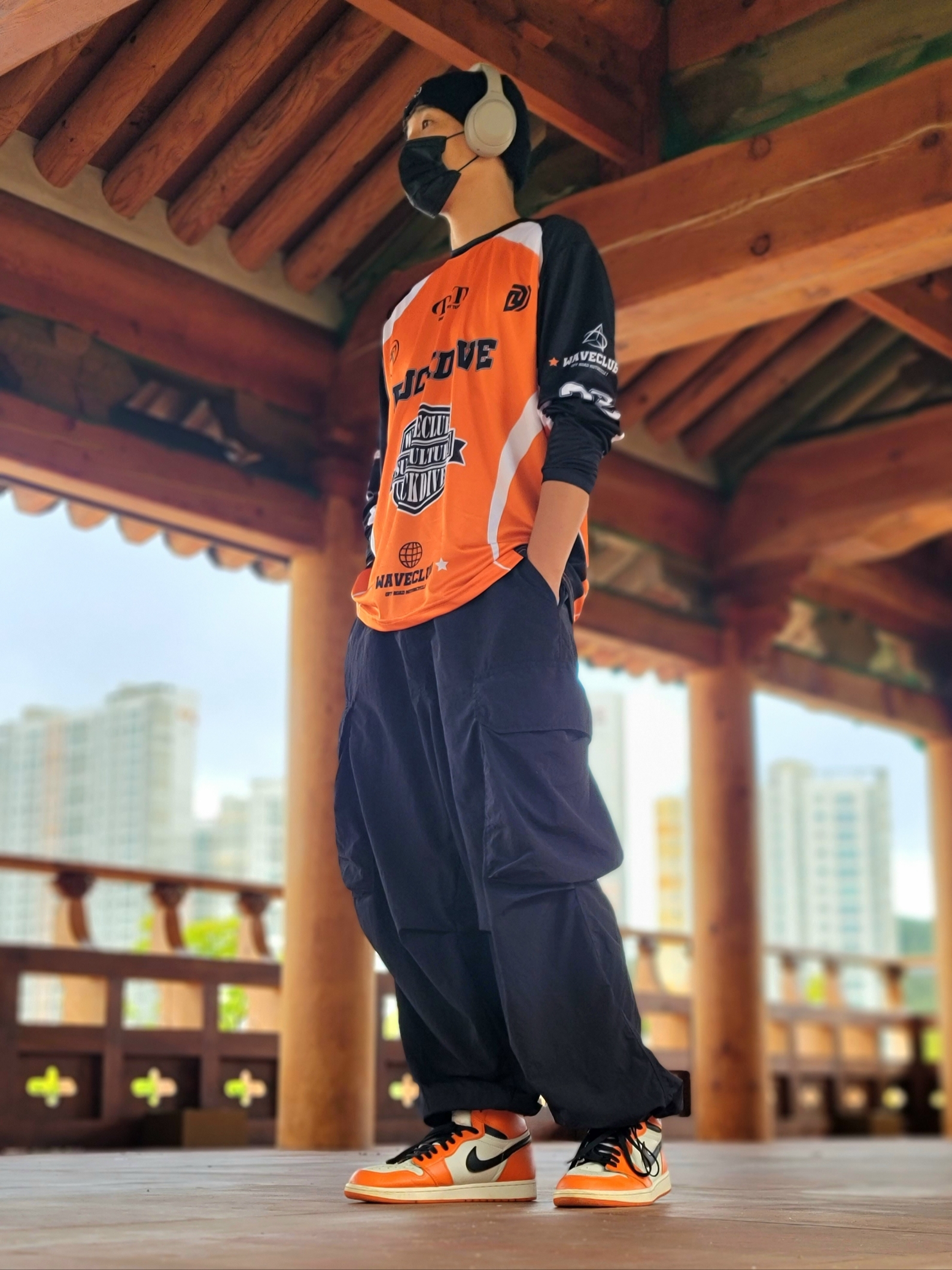 Jordan 1 Retro High OG Reverse Shattered Backboard, Sony WH-1000XM4 Platinum Silver (Korean Ver.) 착용 스타일 - 3