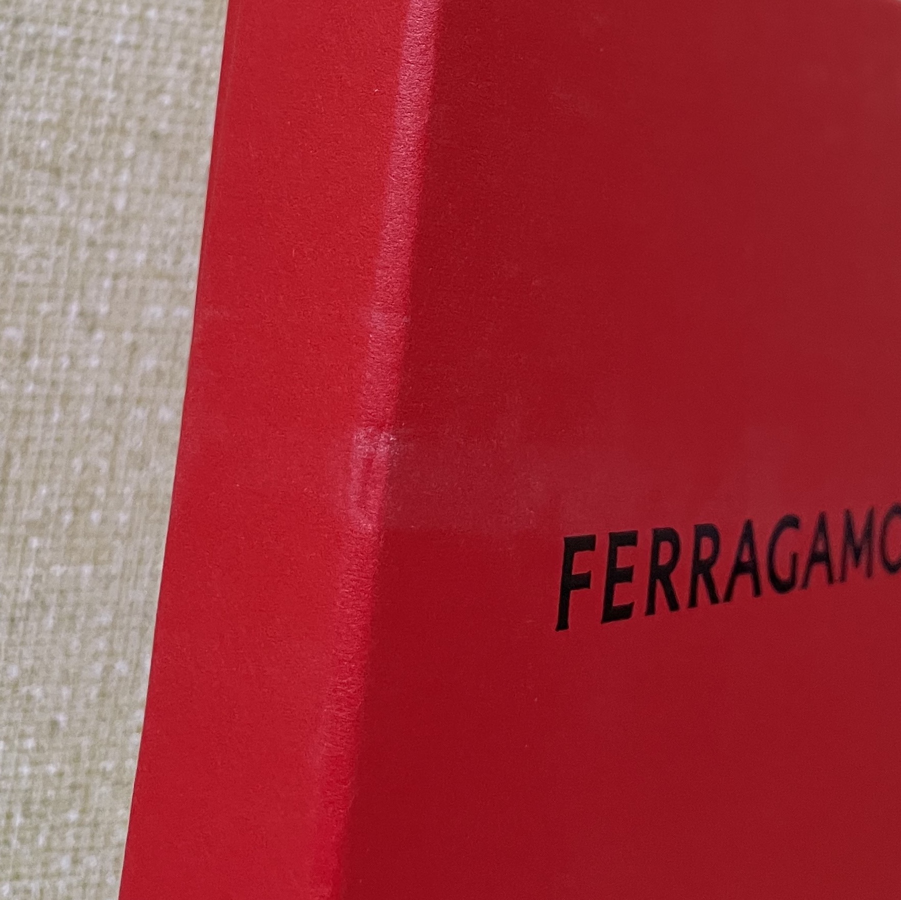 Ferragamo Gancini Wallet Black Rain 착용 스타일 - 1