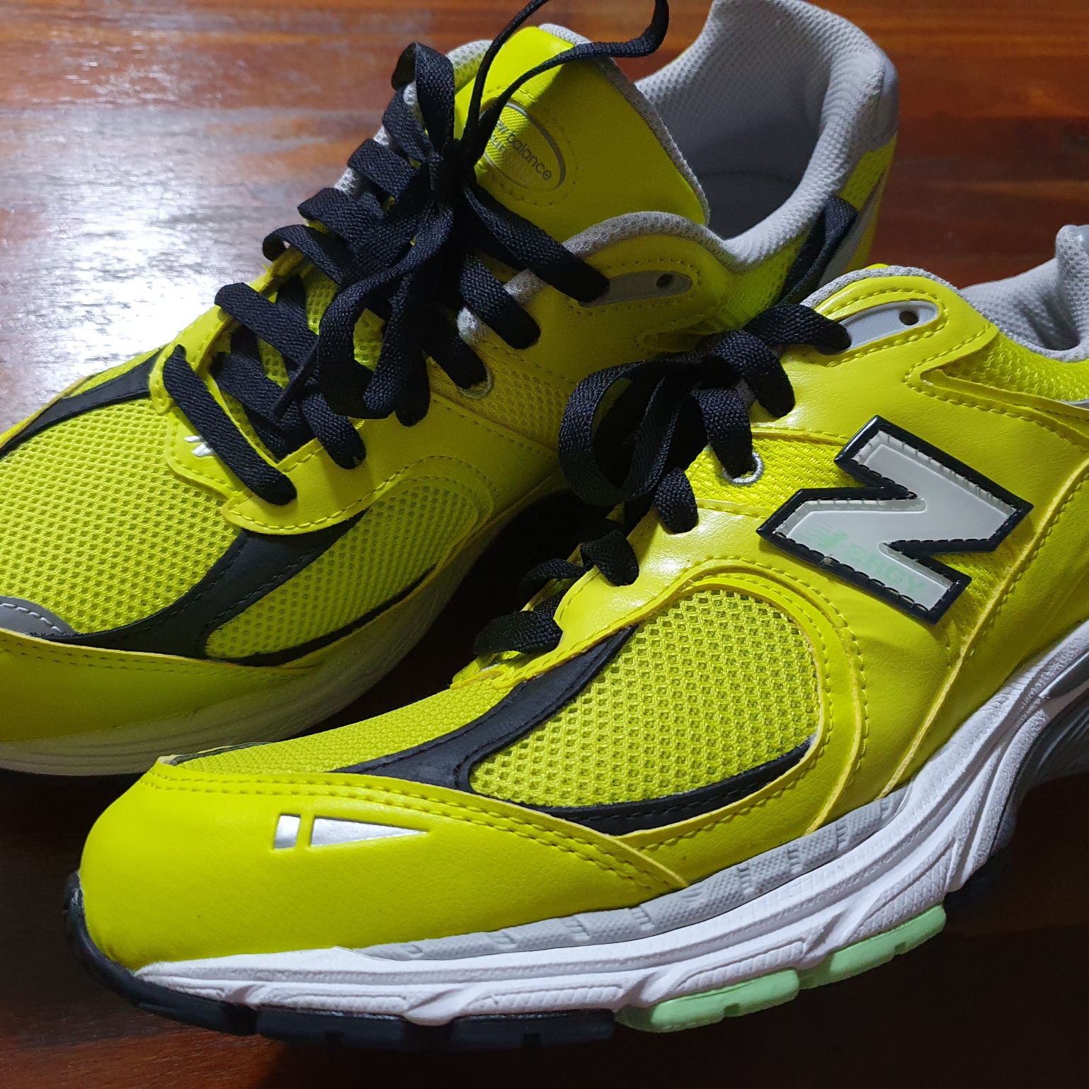 New Balance 2002R Sulphur Yellow 착용 스타일 - 3