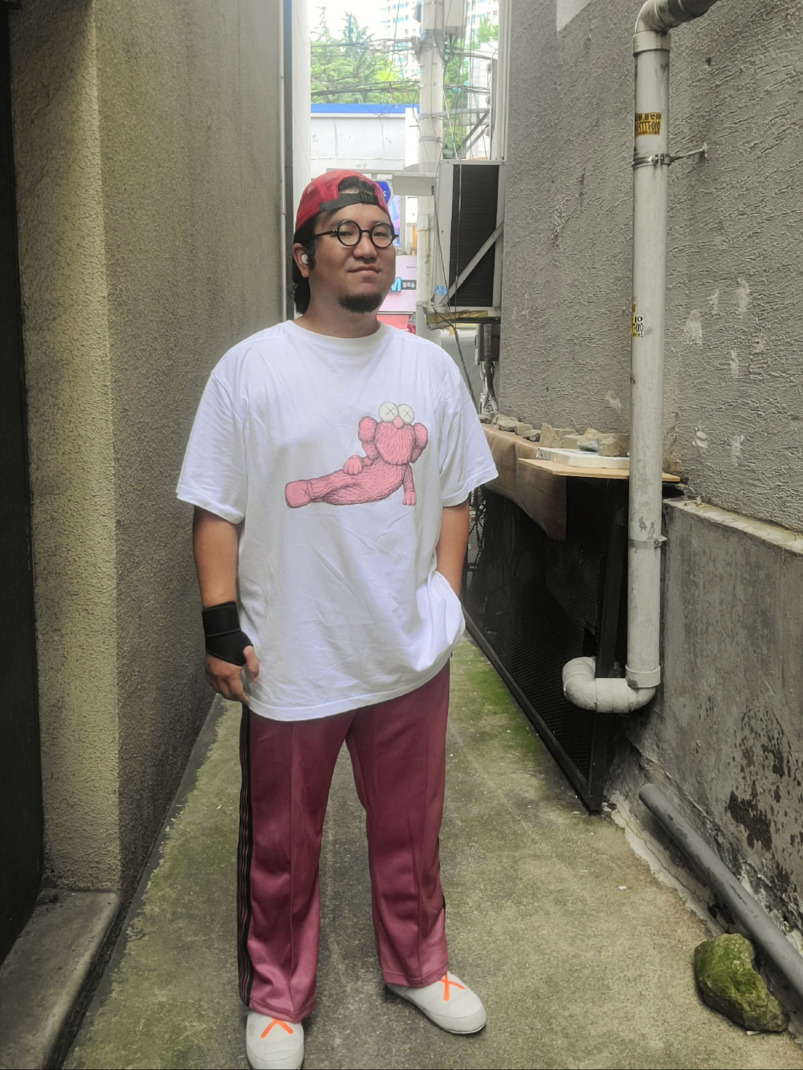 Uniqlo UT x Kaws Short Sleeve Graphic T-Shirt White, Needles Straight Track Pants Poly Smooth Smoke Pink 착용 스타일 - 2