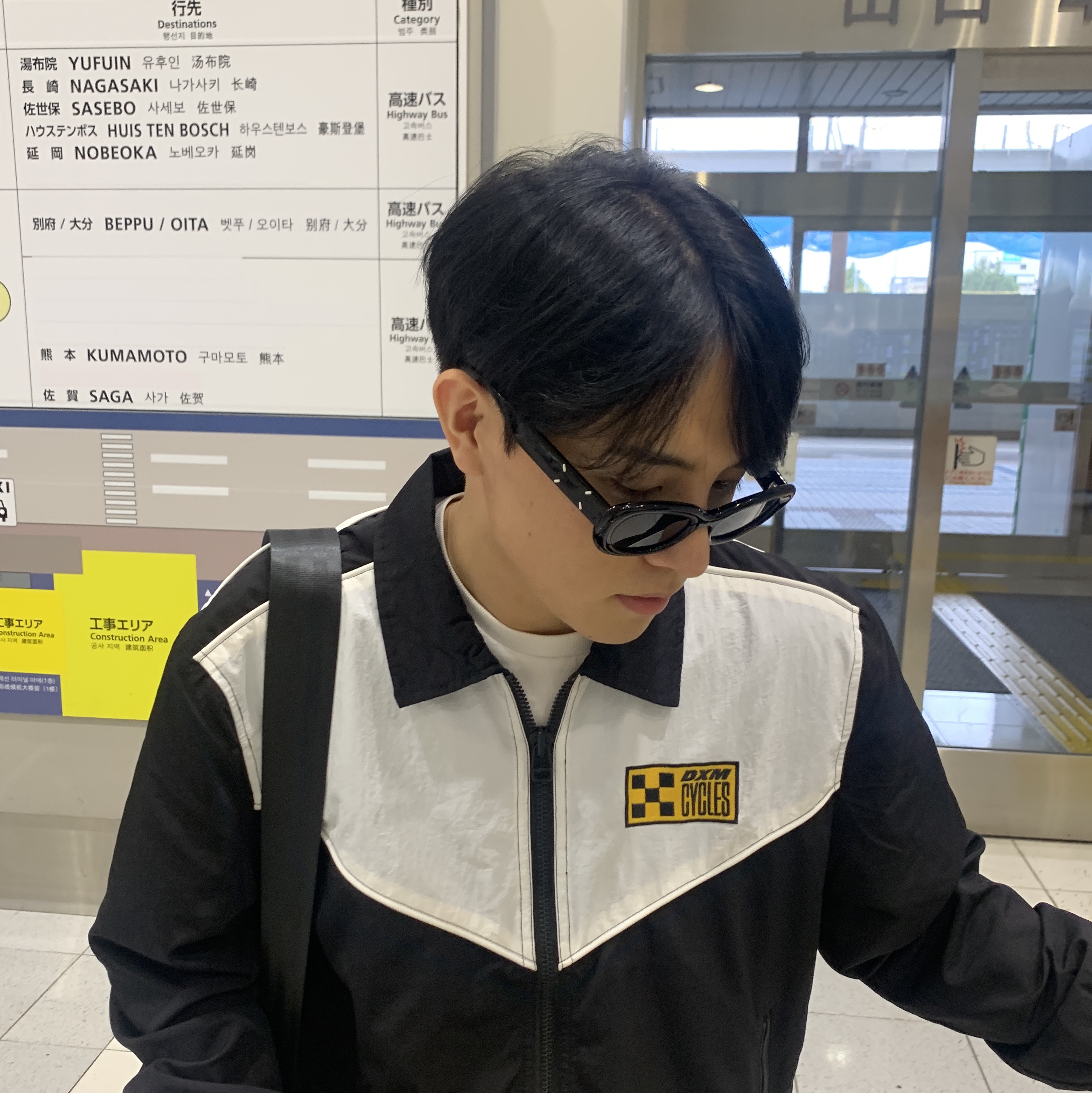 Gentle Monster x Maison Margiela MM004 Black Black 착용 스타일